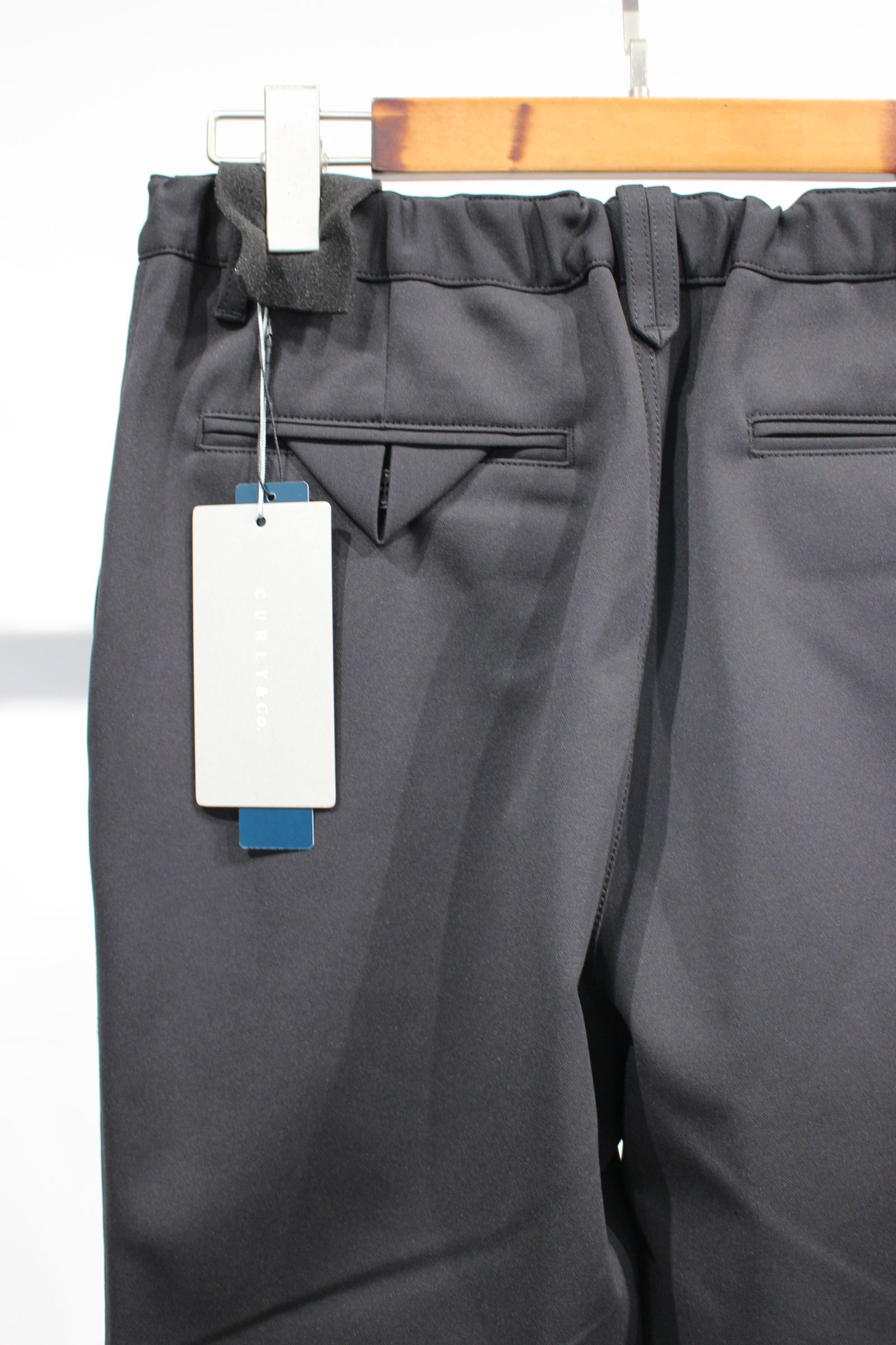 SOLID DOUBLE-KNIT TAPERED PANTS | BLACK | テーパードパンツ