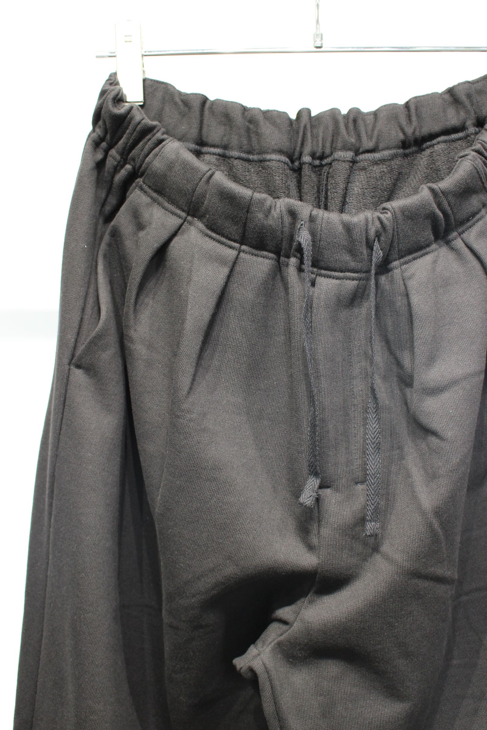 TUCK SWEAT PANTS | BLACK | スウェットパンツ