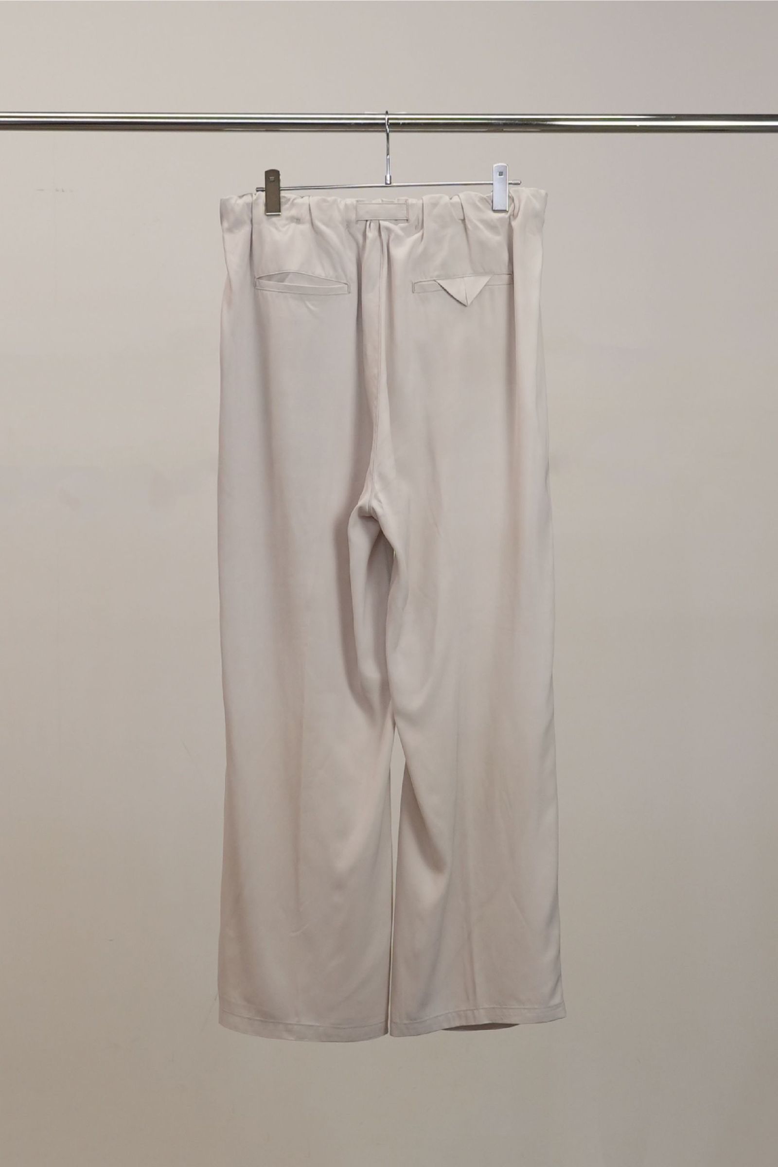 VISCOSE BELT-LESS TROUSERS | OFF | スラックス