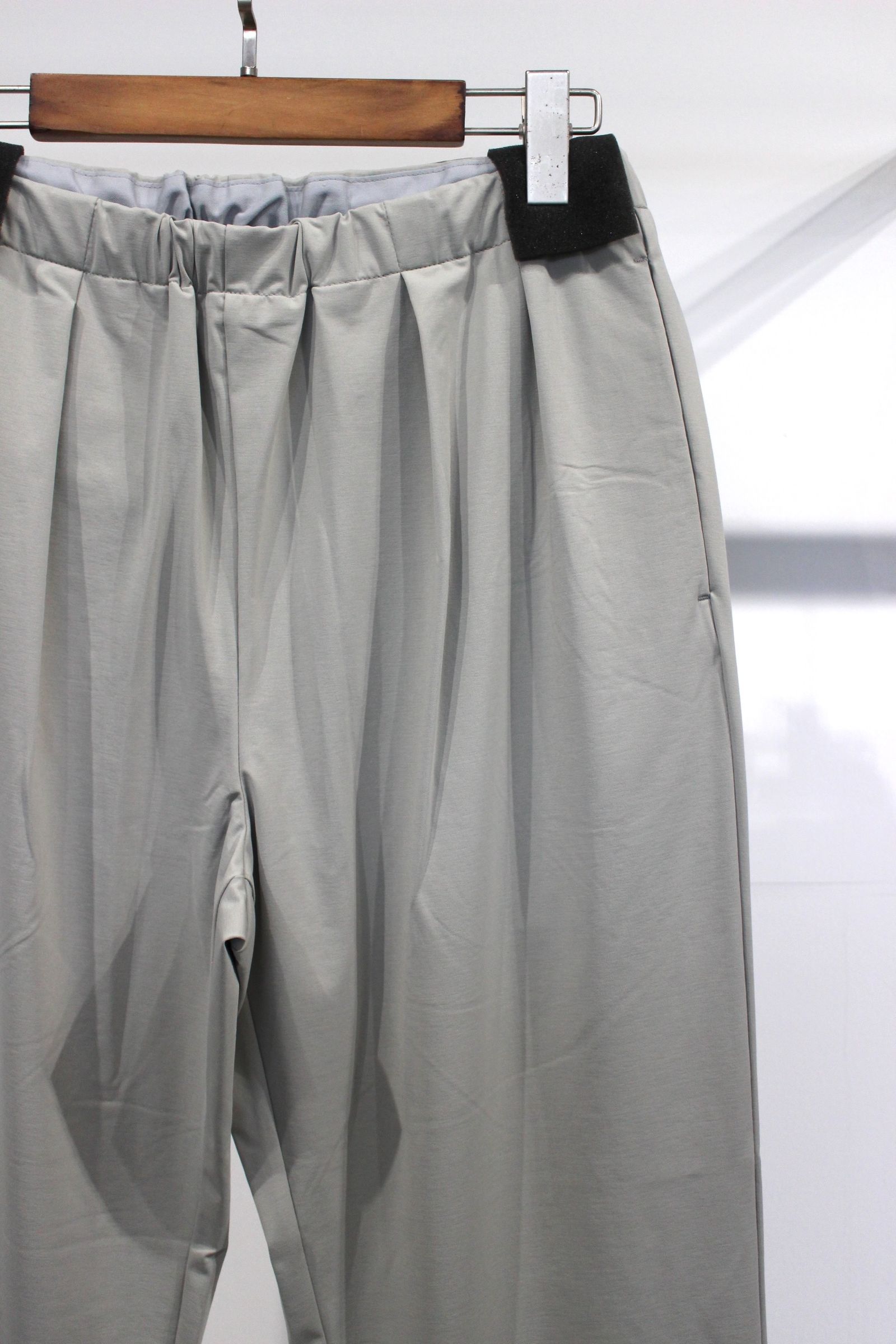 2TUCK TAPERED EZ PANTS -solid- | LT.GRAY | パンツ