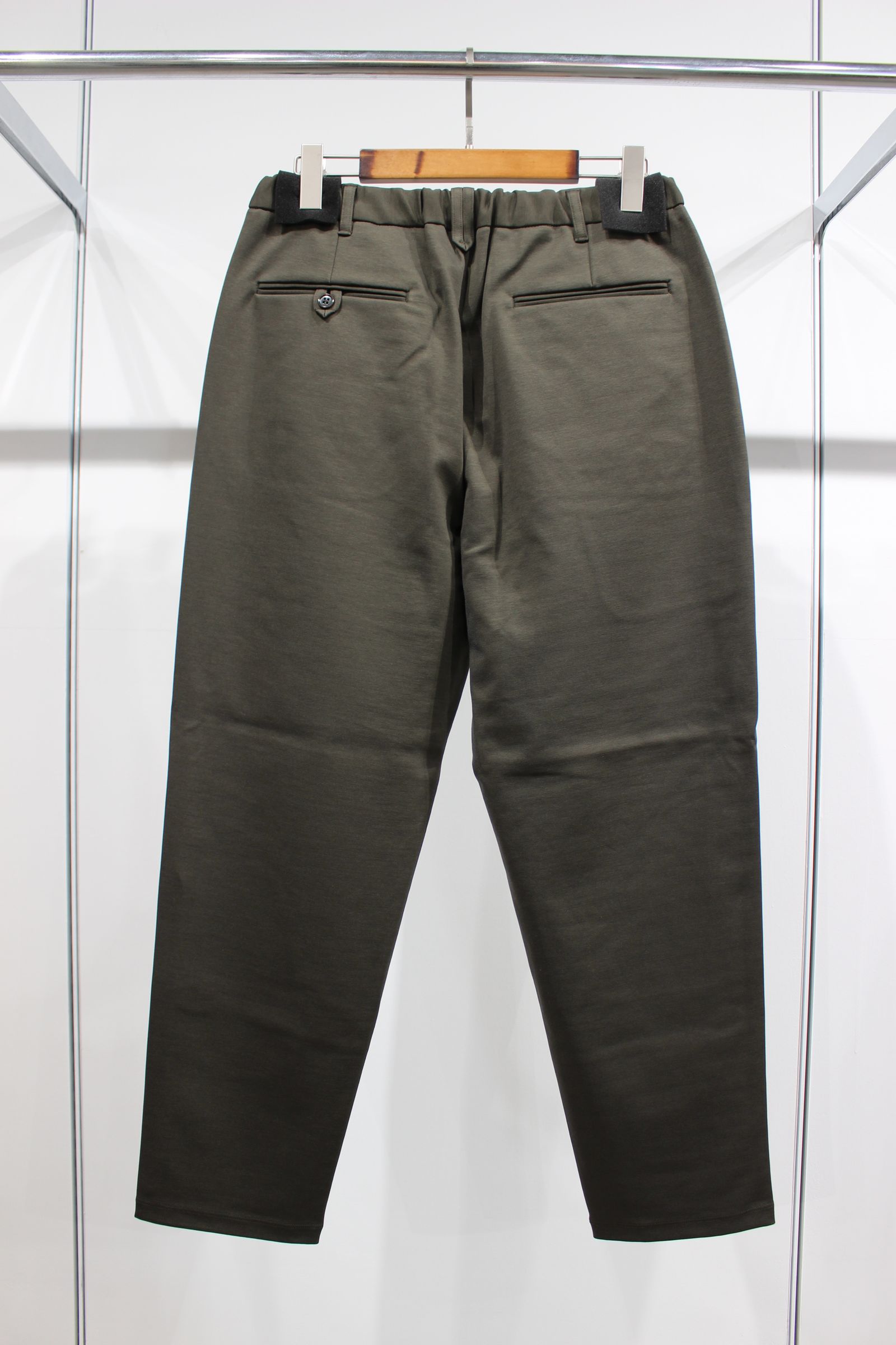 RELAXING-FIT TAPERED TROUSERS/OLIVE