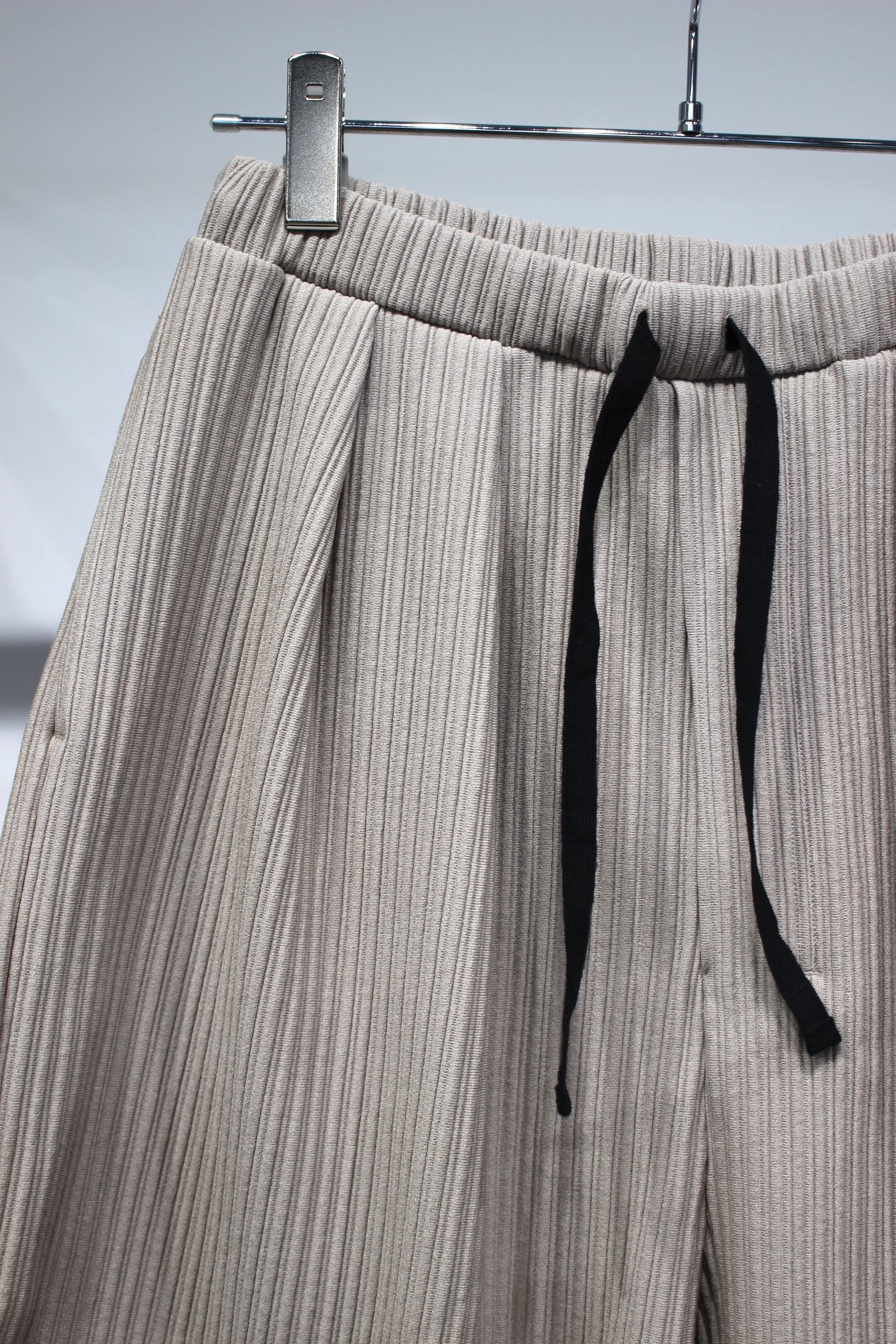 [ラスト1点] WRINKLED STRIPE TUCK SHORT PANTS | GREIGE | ショートパンツ