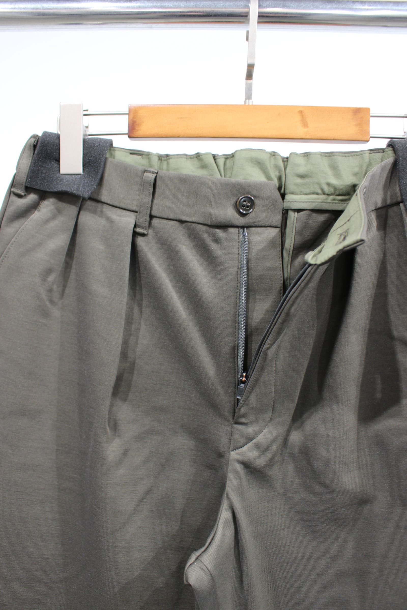 RELAXING-FIT TAPERED TROUSERS/OLIVE