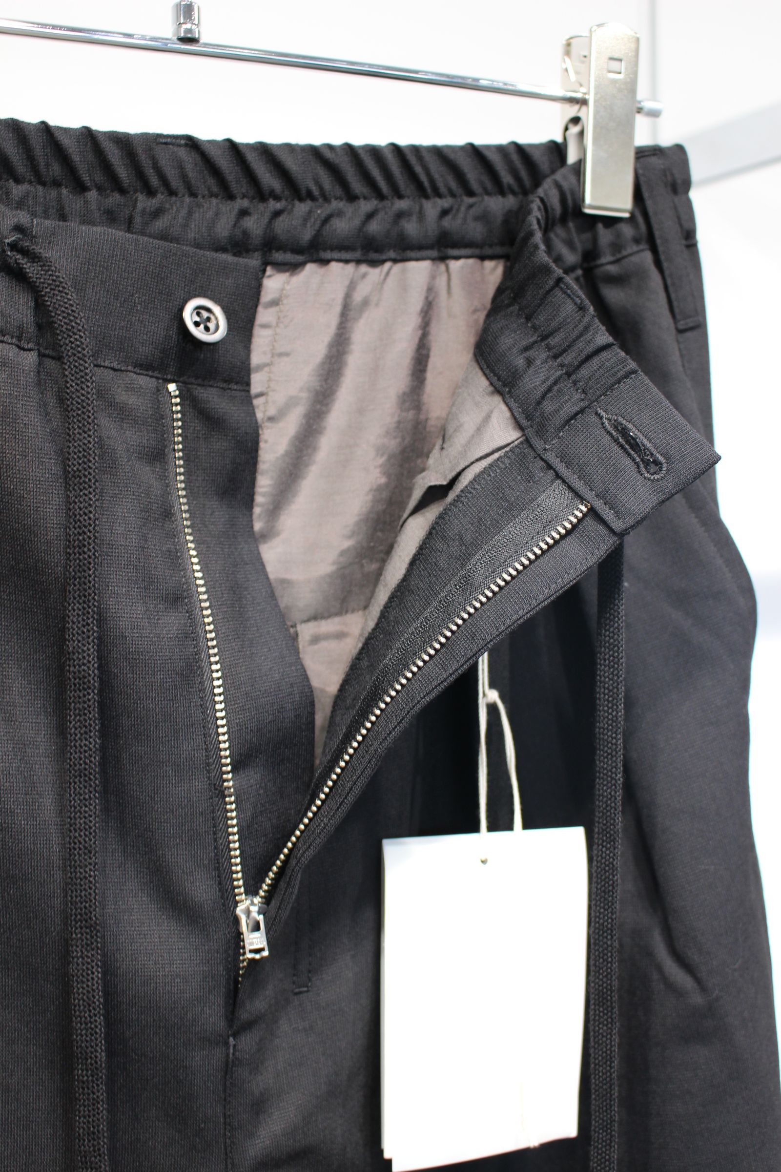 WOOL CALMSSKIN TUCK EASY SLACKS | BLACK | スラックス