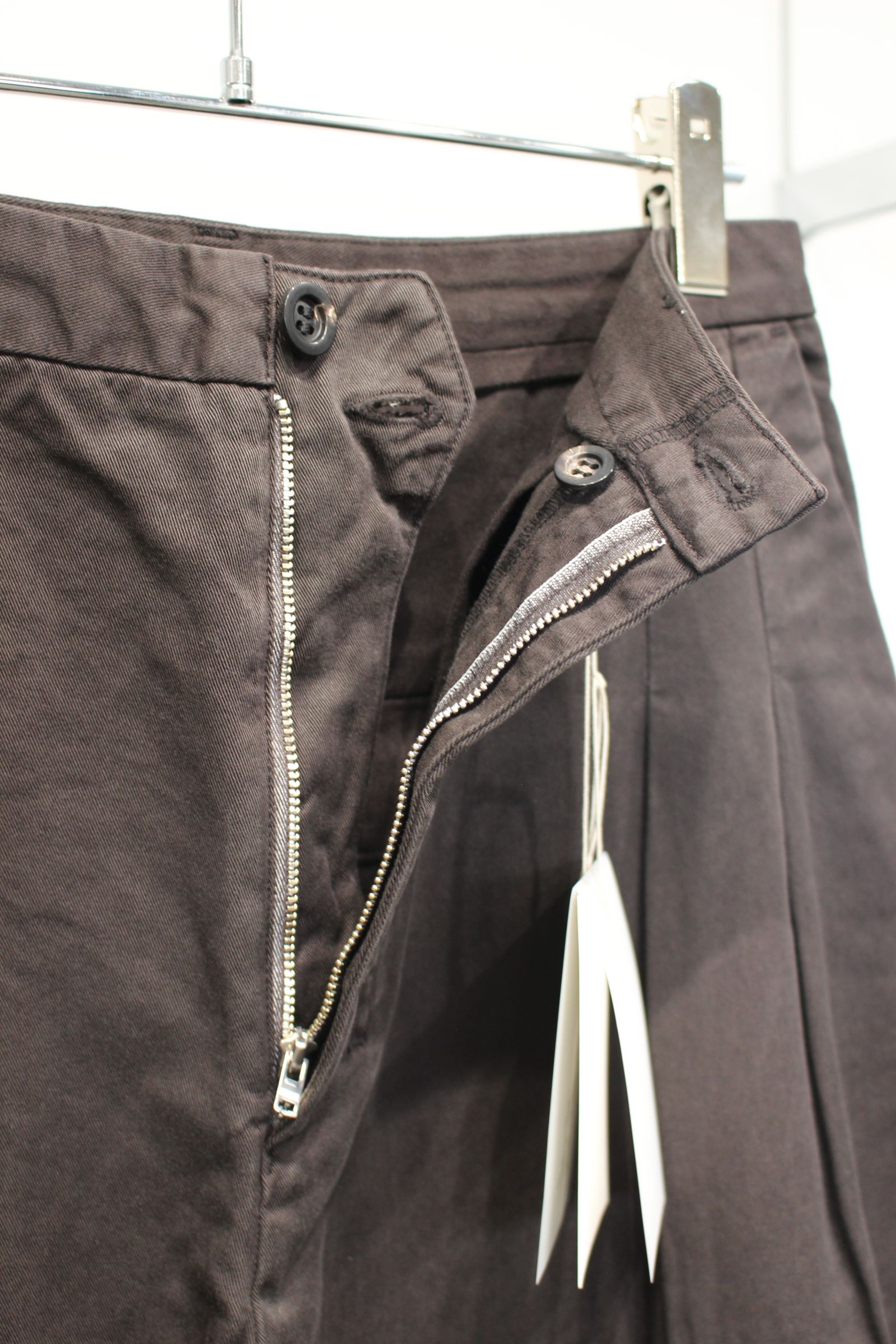 CHINO SLACKS | BLACK | チノスラックス