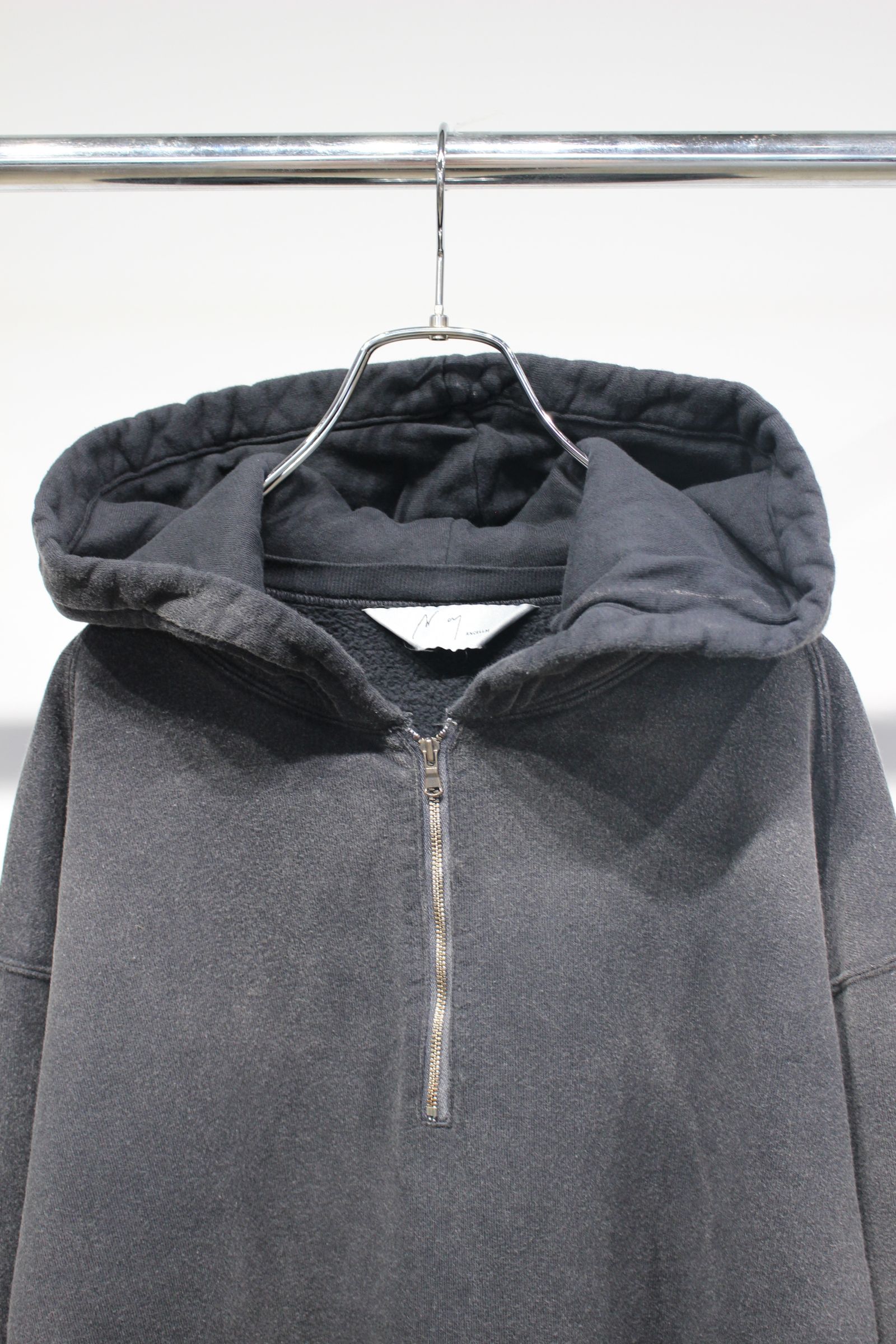 FLEECE-LINED SWEAT HOODIE | BLACK | フーディー