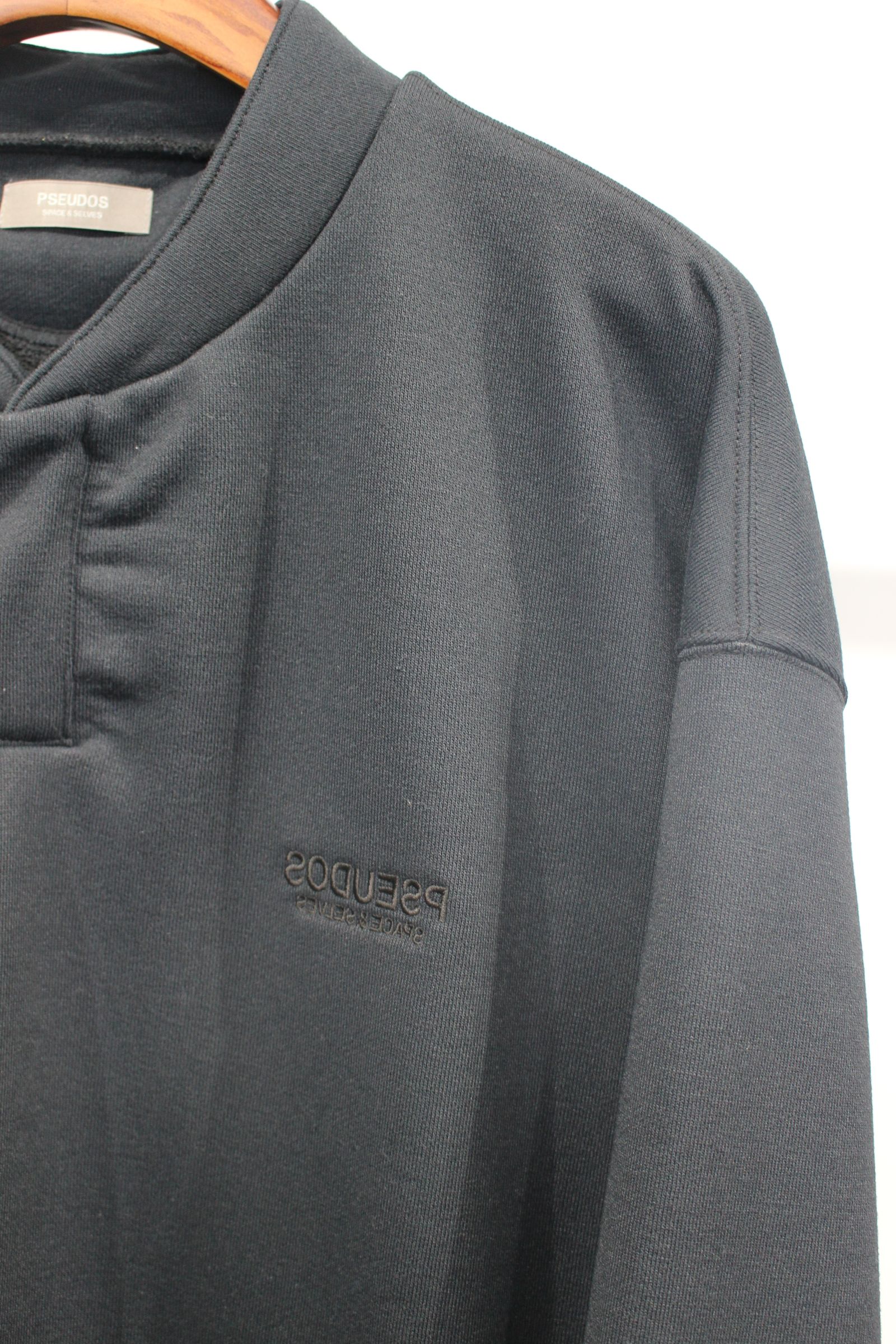 EMB. STAND COLLARED SWEATSHIRT LS/スタンドカラースウェット