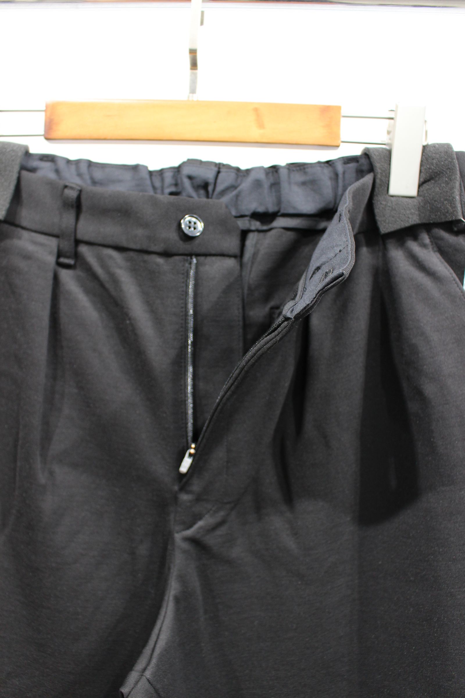 RELAXING-FIT TAPERED TROUSERS/BLACK