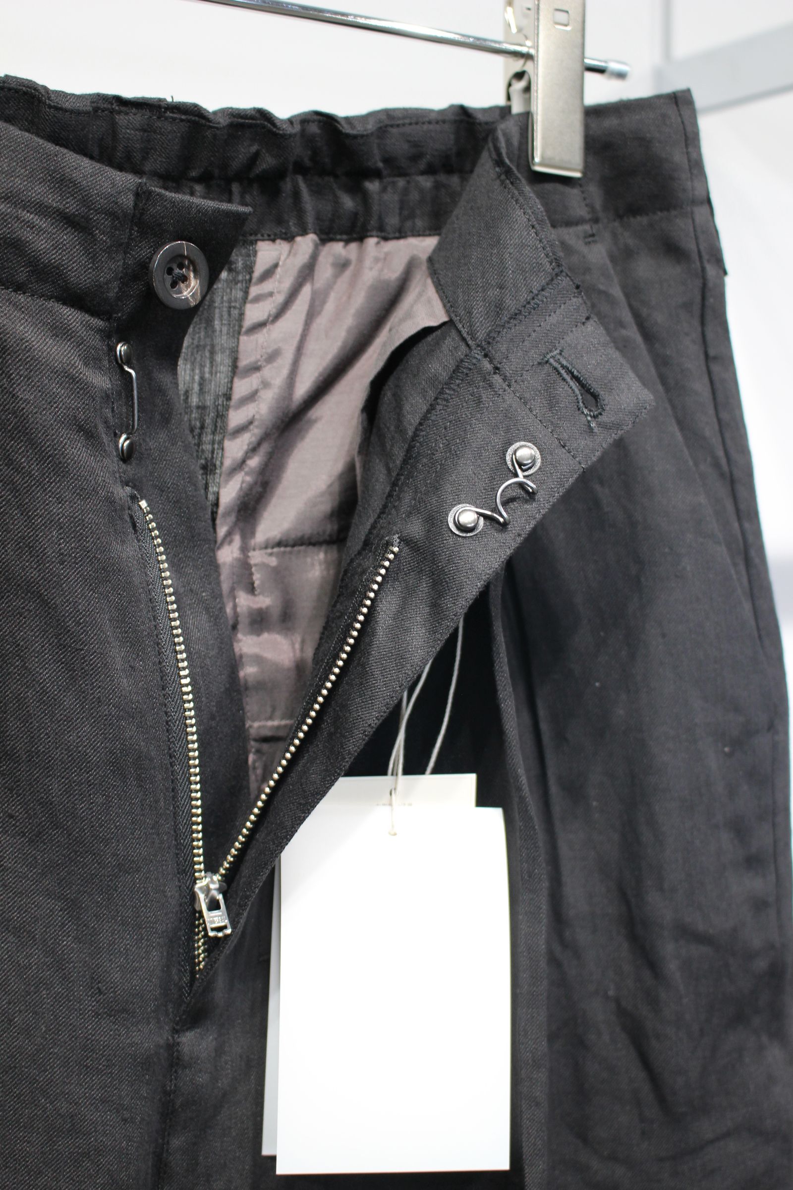 [ラスト1点] 100/S LINEN TUCK SLACKS | BLACK | スラックス