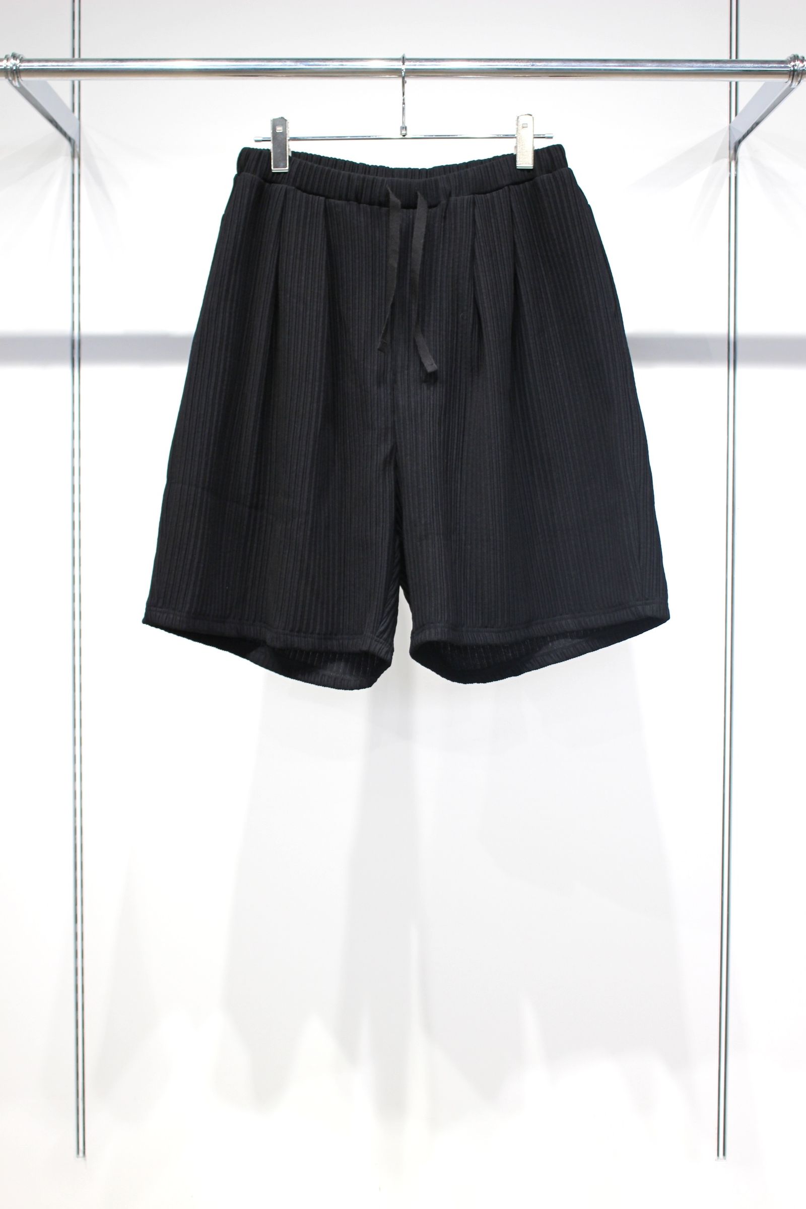 [ラスト1点] WRINKLED STRIPE TUCK SHORT PANTS | BLACK | ショートパンツ