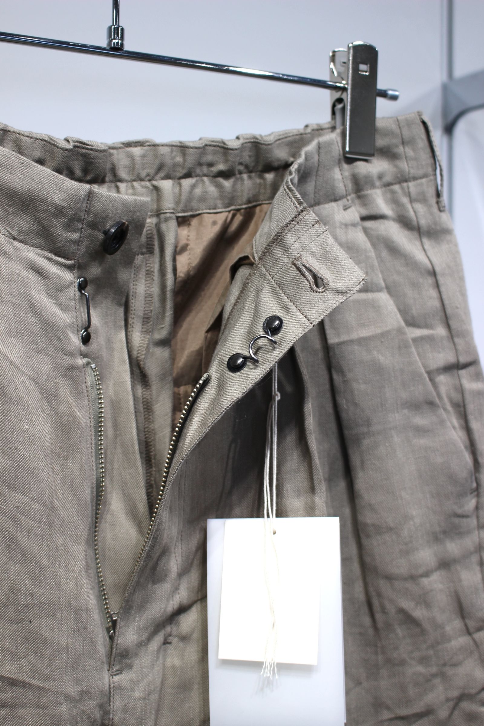 [ラスト1点] 100/S LINEN TUCK SLACKS | KHAKIBEIGE | スラックス