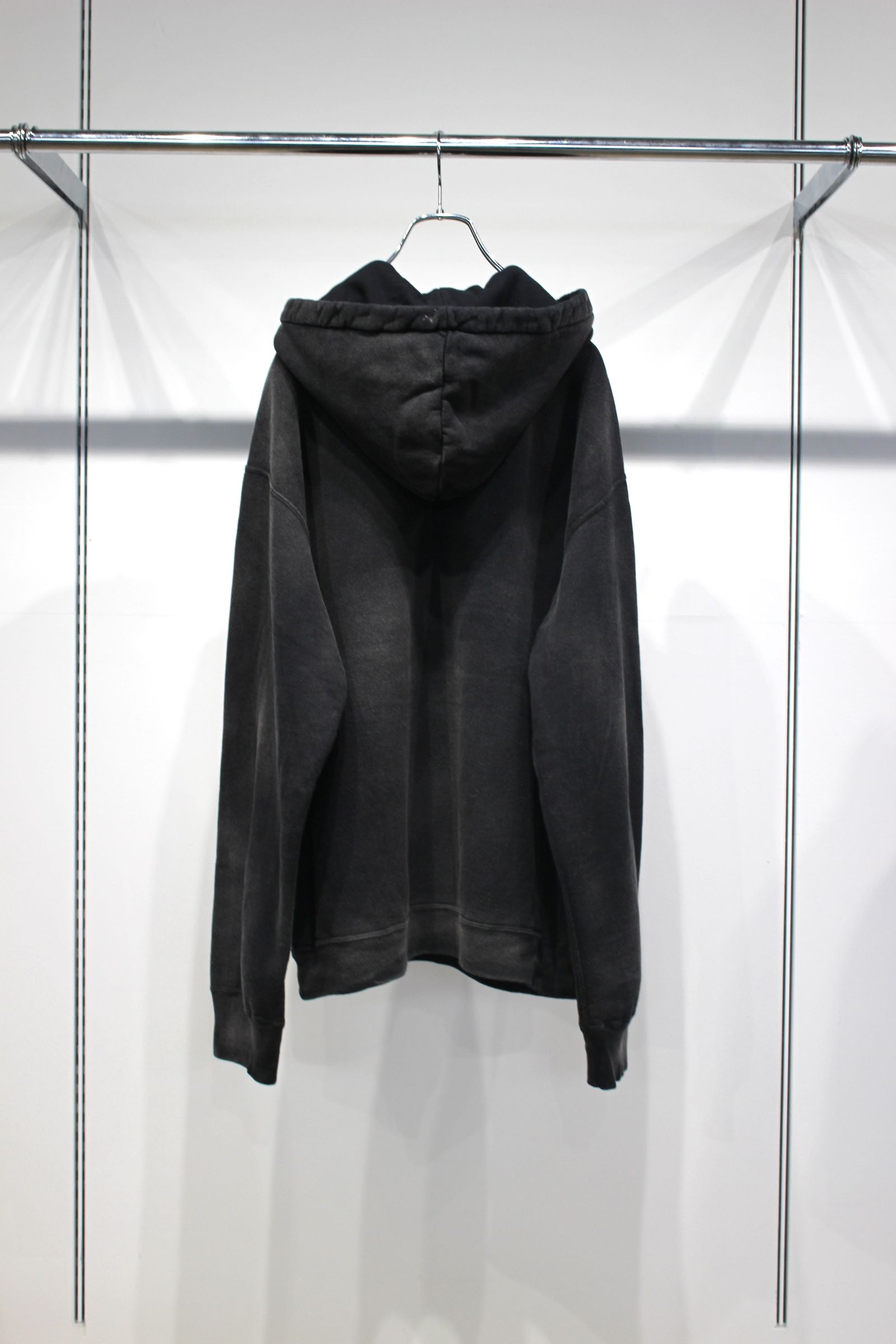 FLEECE-LINED SWEAT HOODIE | BLACK | フーディー
