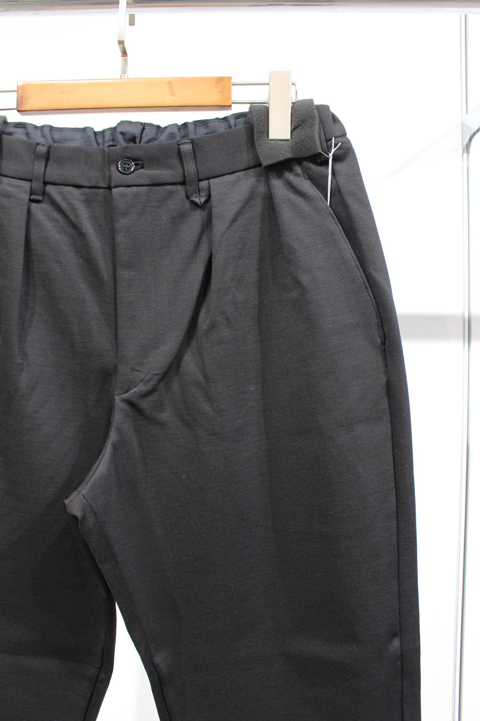RELAXING-FIT TAPERED TROUSERS/BLACK
