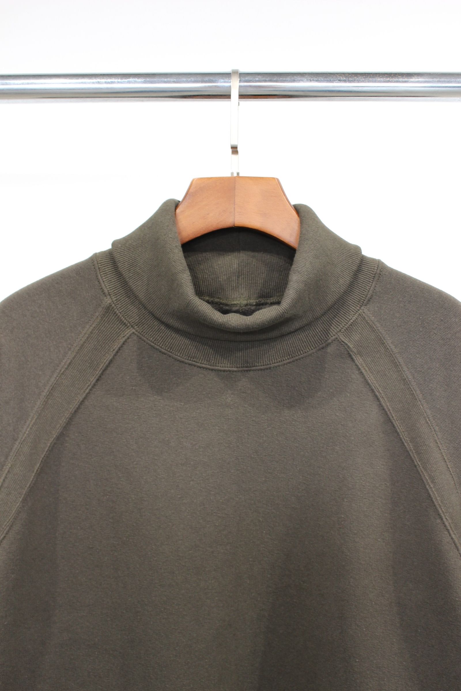 RAFFY TURTLE-NECK P/O | D.OLIVE | スウェット