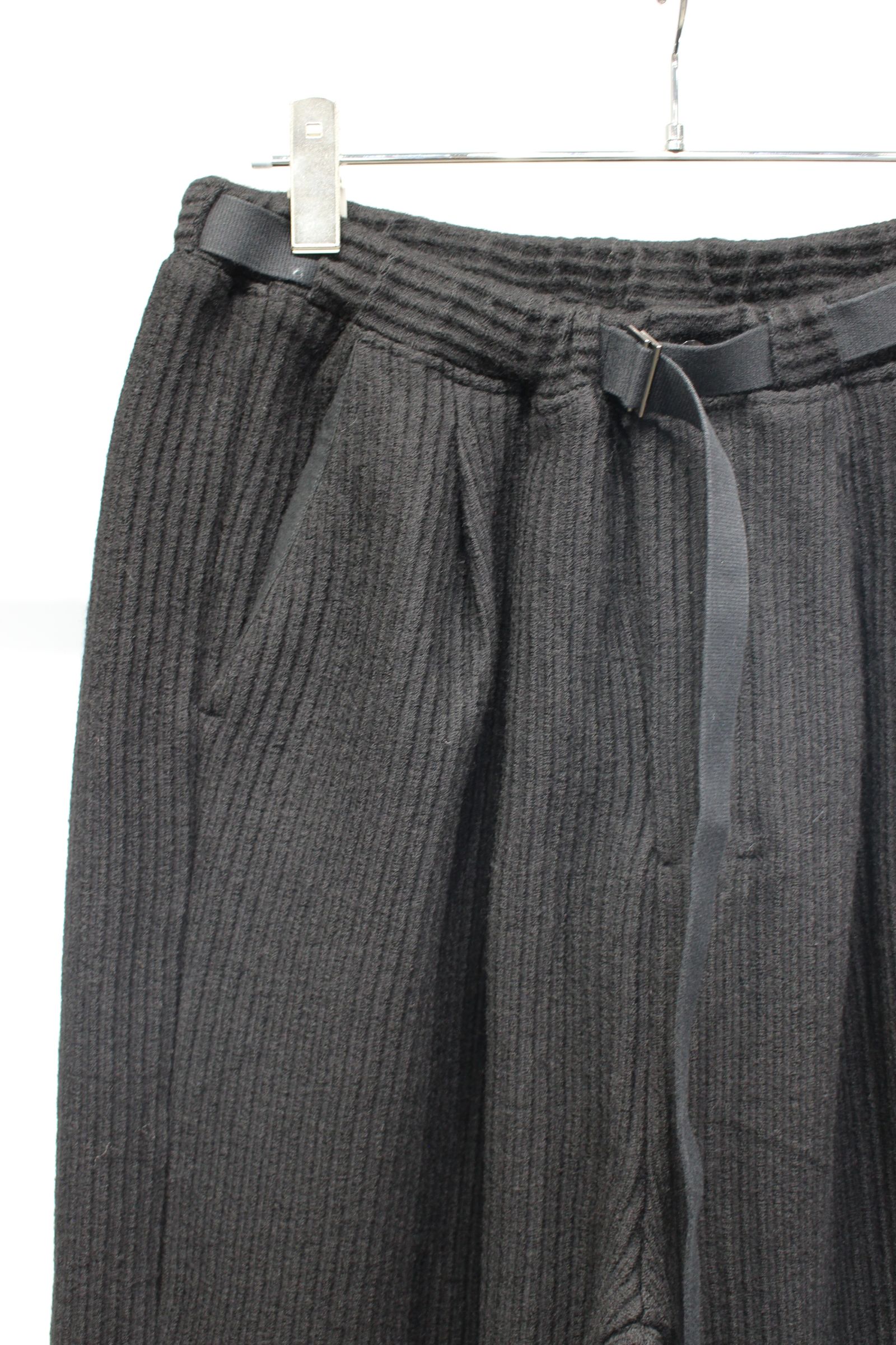 WOOLCORD BELTLESS SLACKS | BLACK | スラックス