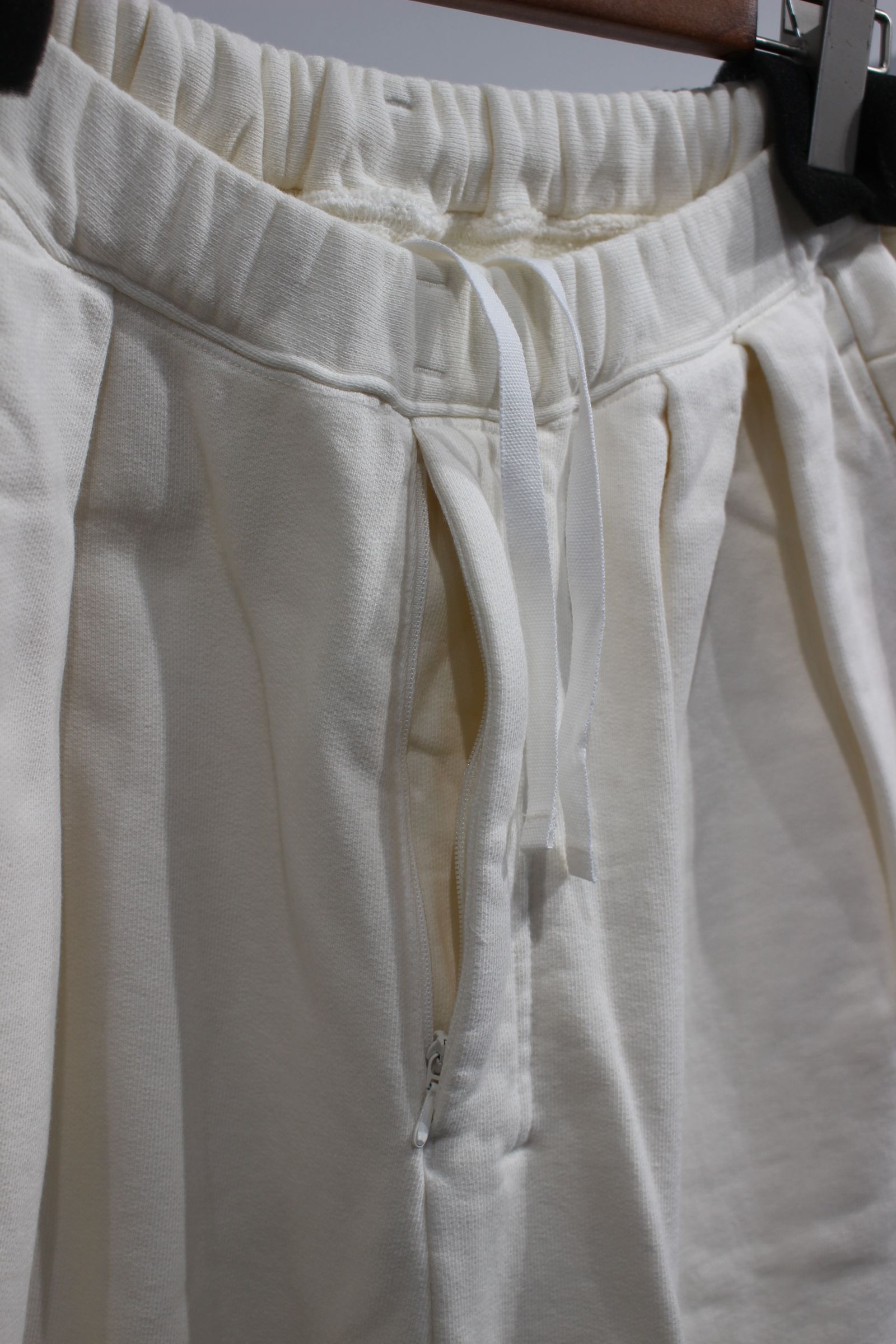 TUCK SWEAT PANTS | WHITE | スウェットパンツ