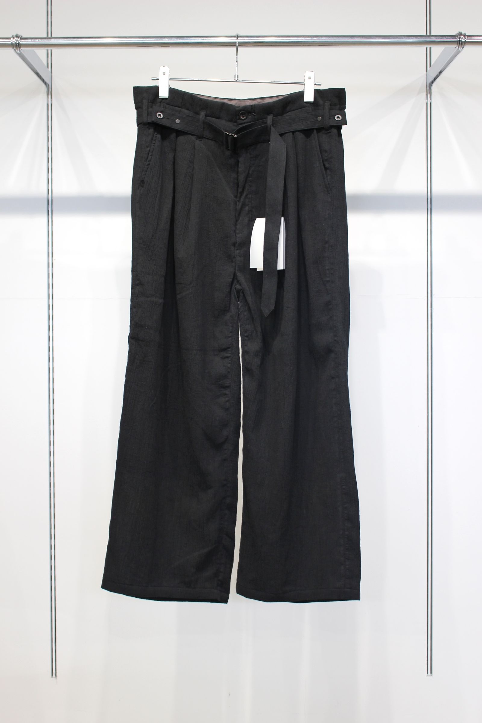[ラスト1点] BELTED CREPE TUCK SLACKS | BLACK | スラックス