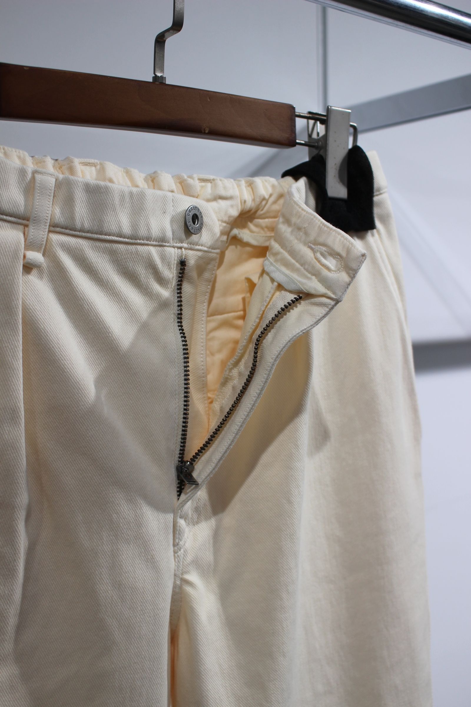 DENIM 1TUCK EZ TAPERED SLACKS -ECRU- | ECRU | ニットデニム