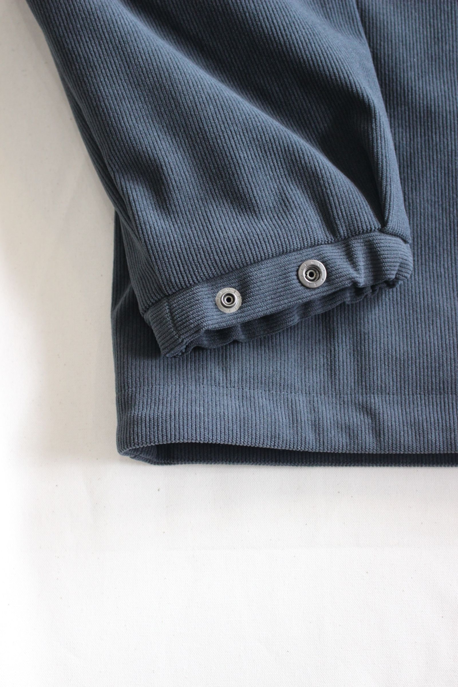 TRICOT CORDUROY COLLARLESS BLOUSON | CADET BLUE | コーデュロイブルゾン