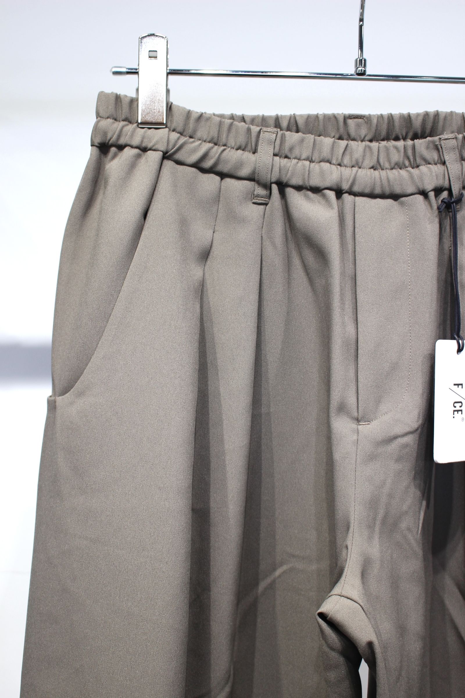 AIR BALLOON TROUSER | Beige | バルーンテーパードパンツ