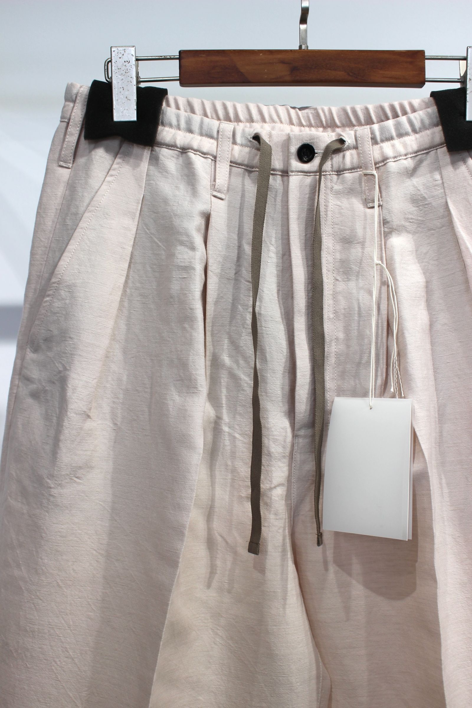 ANCELLM WIDE EASY TUCK SLACKS | MusterWerk Sud.