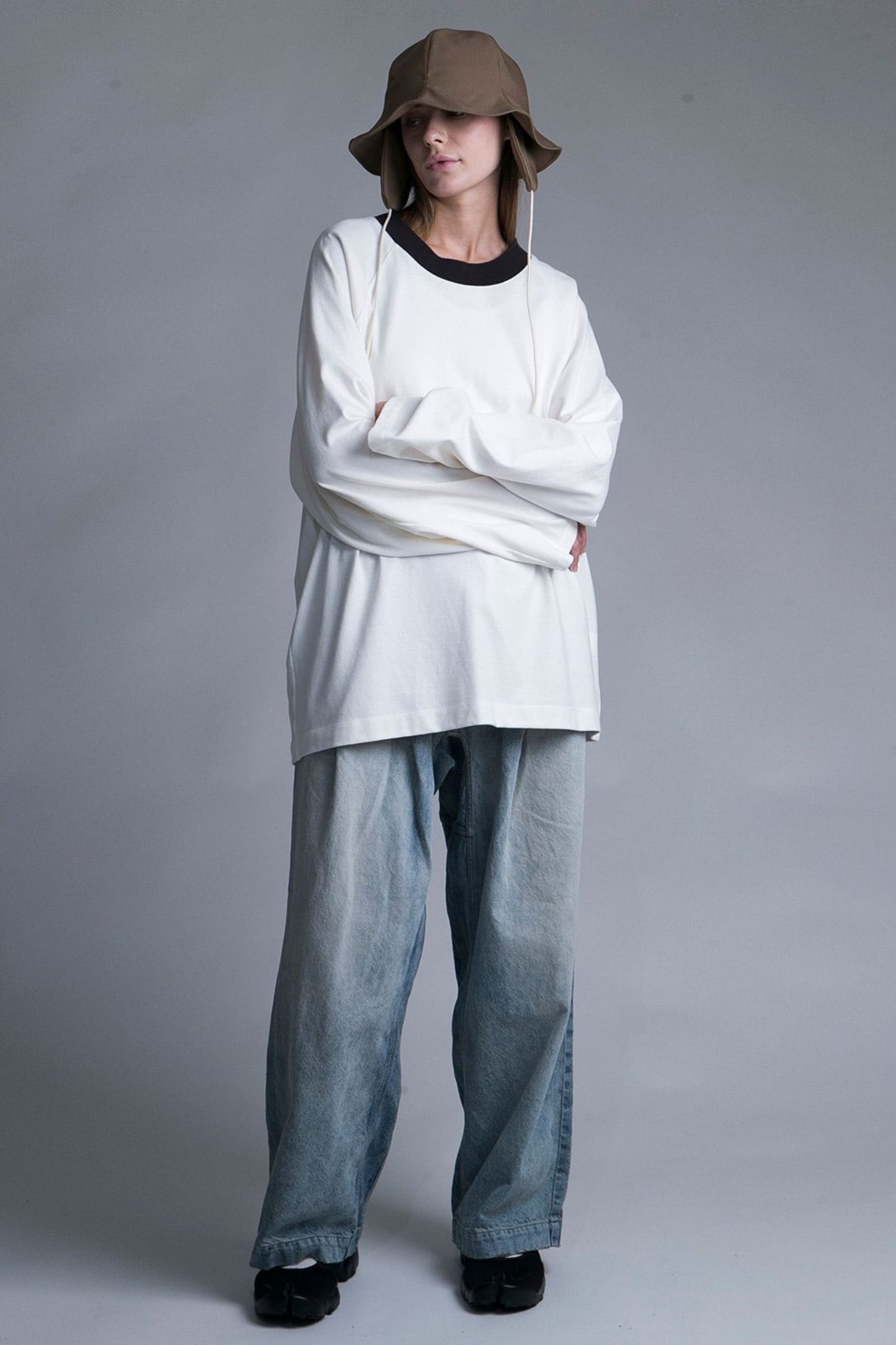 TIGHT-SLITCHED KNITTED FABRIC RINGER L/S TEE/CHARCOAL