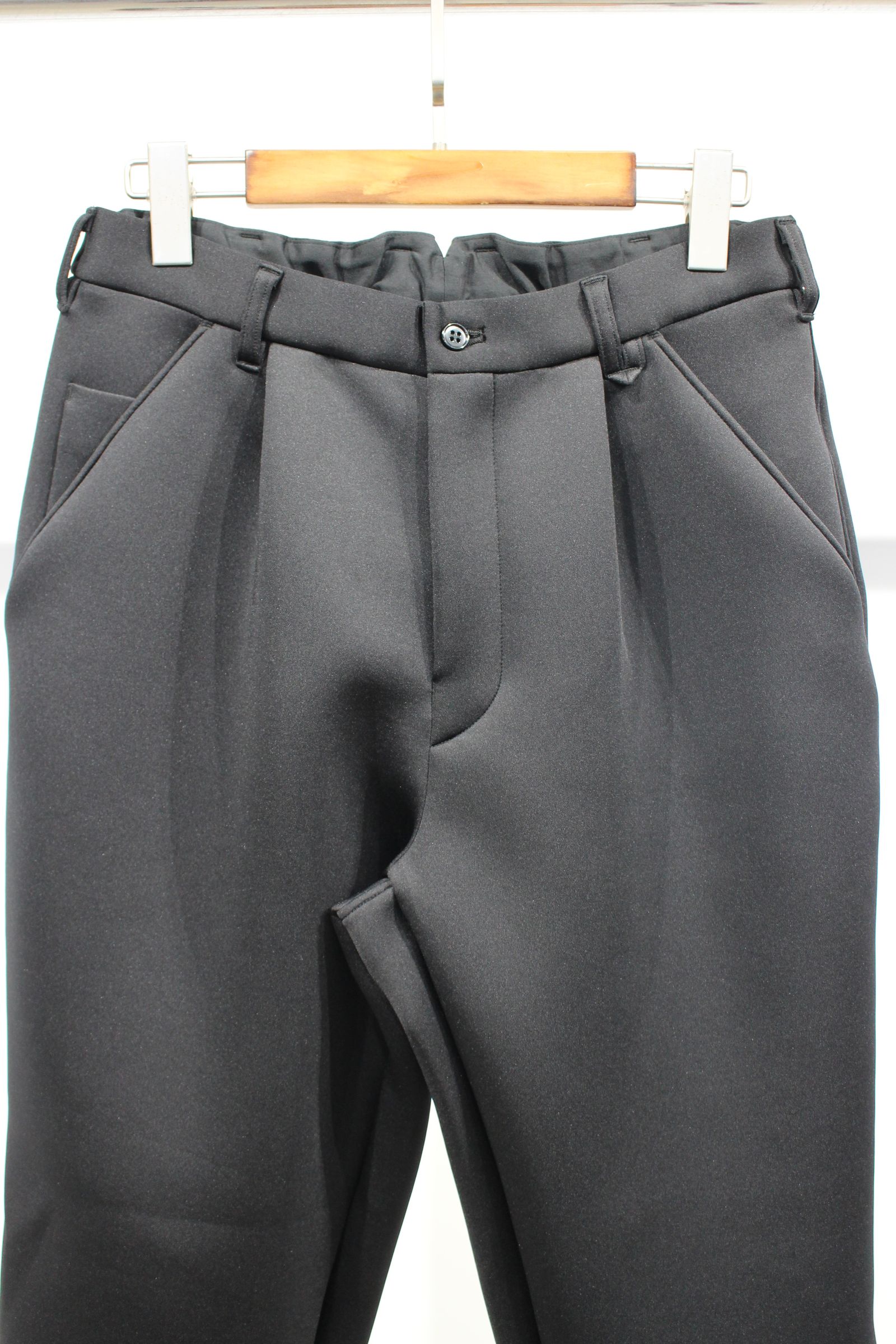 SMOOTH DOUBLE-KNIT TROUSERS | BLACK | パンツ
