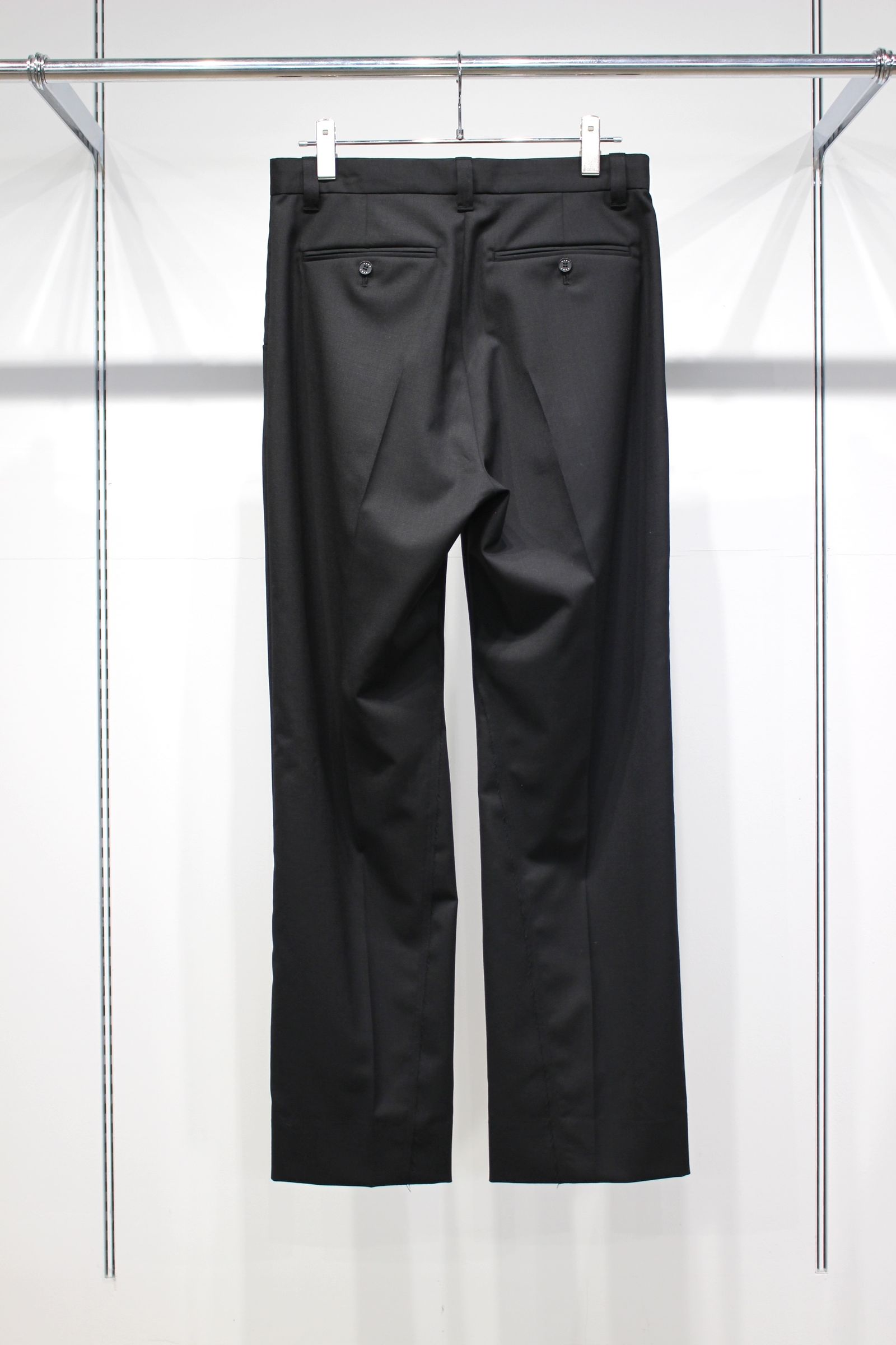 WOOL CALM SKIN STRAIGHT TROUSERS : DELTA SHAPE | BLACK | スラックス