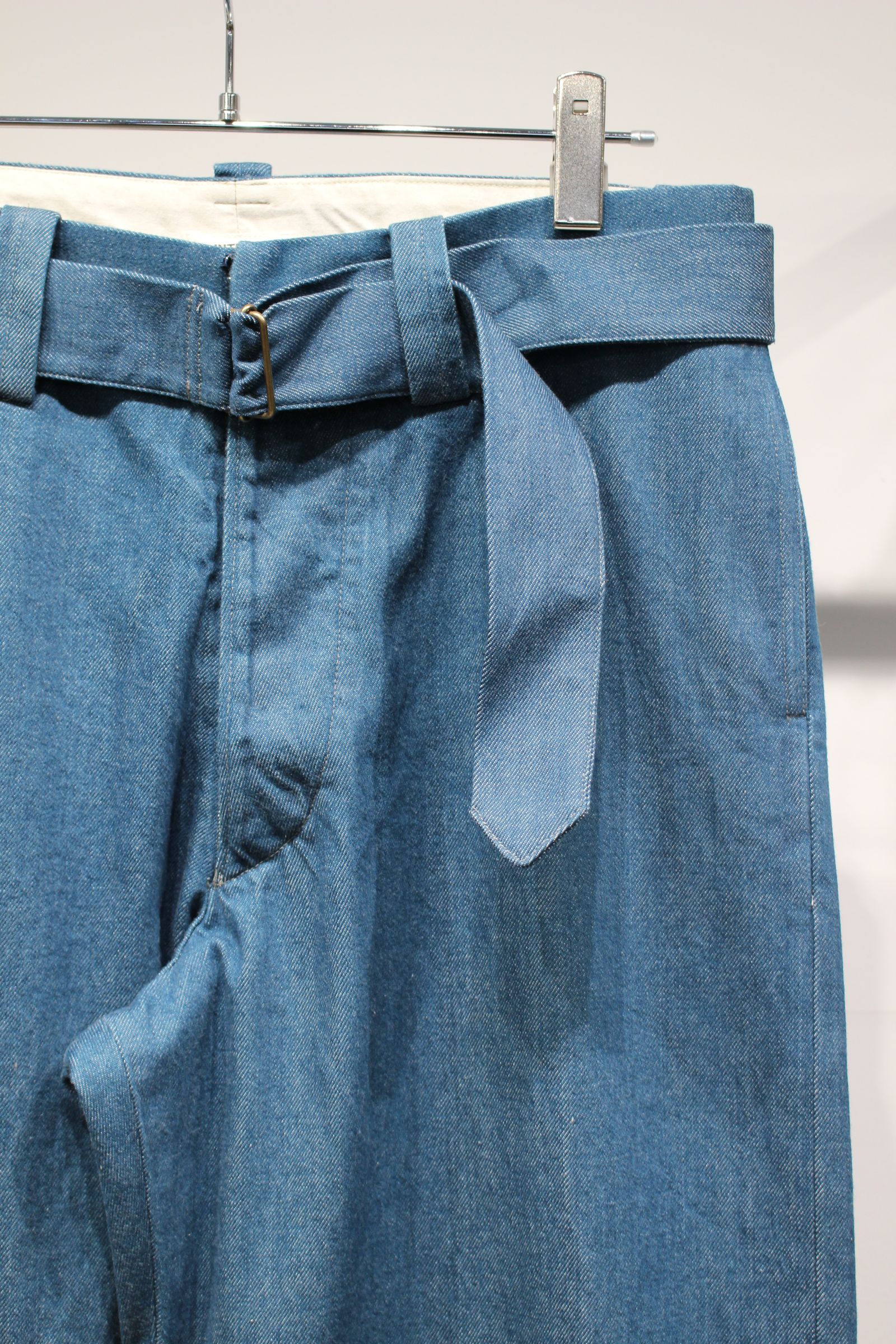 BLUE SHUTTLE DENIM BELTED FRENCH ARMY MIL BAGGY TROUSER | BLUE | デニムパンツ