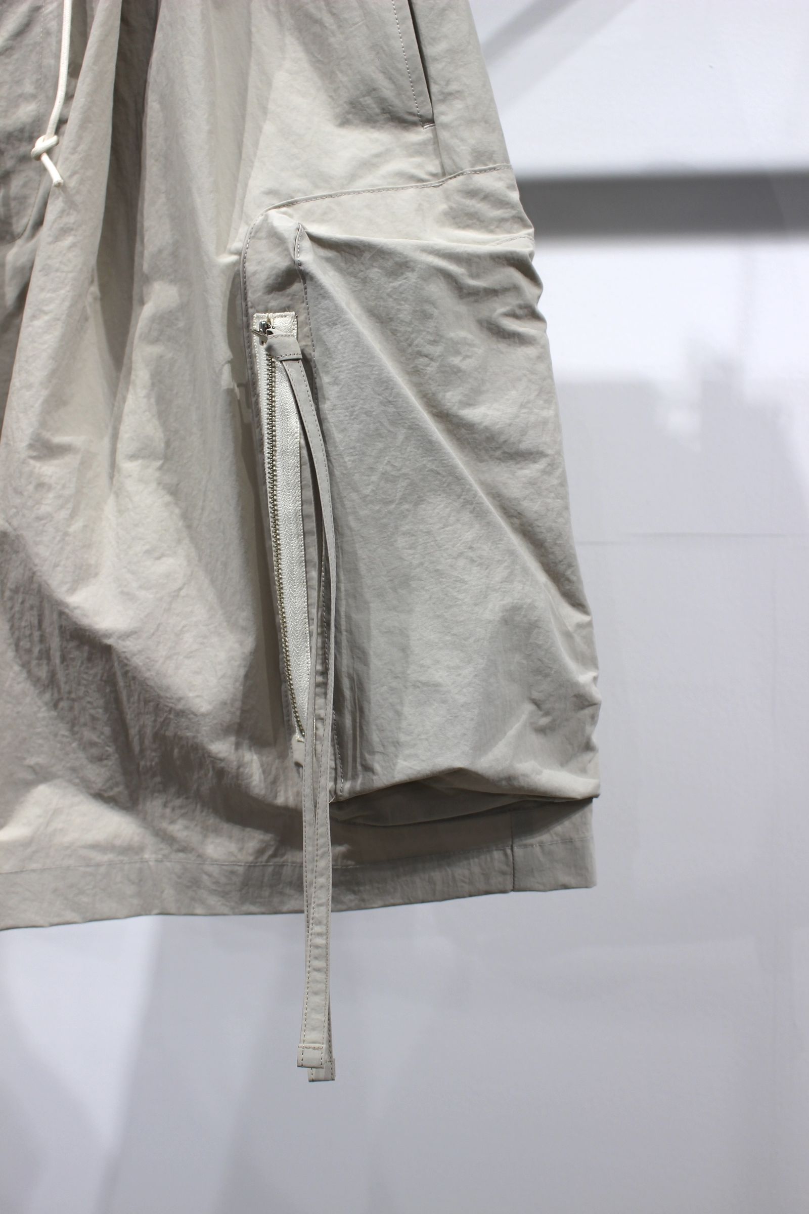 NYLON TAFFETA WIDE SHORT PANTS | LIGHT GRAY | ショーツ