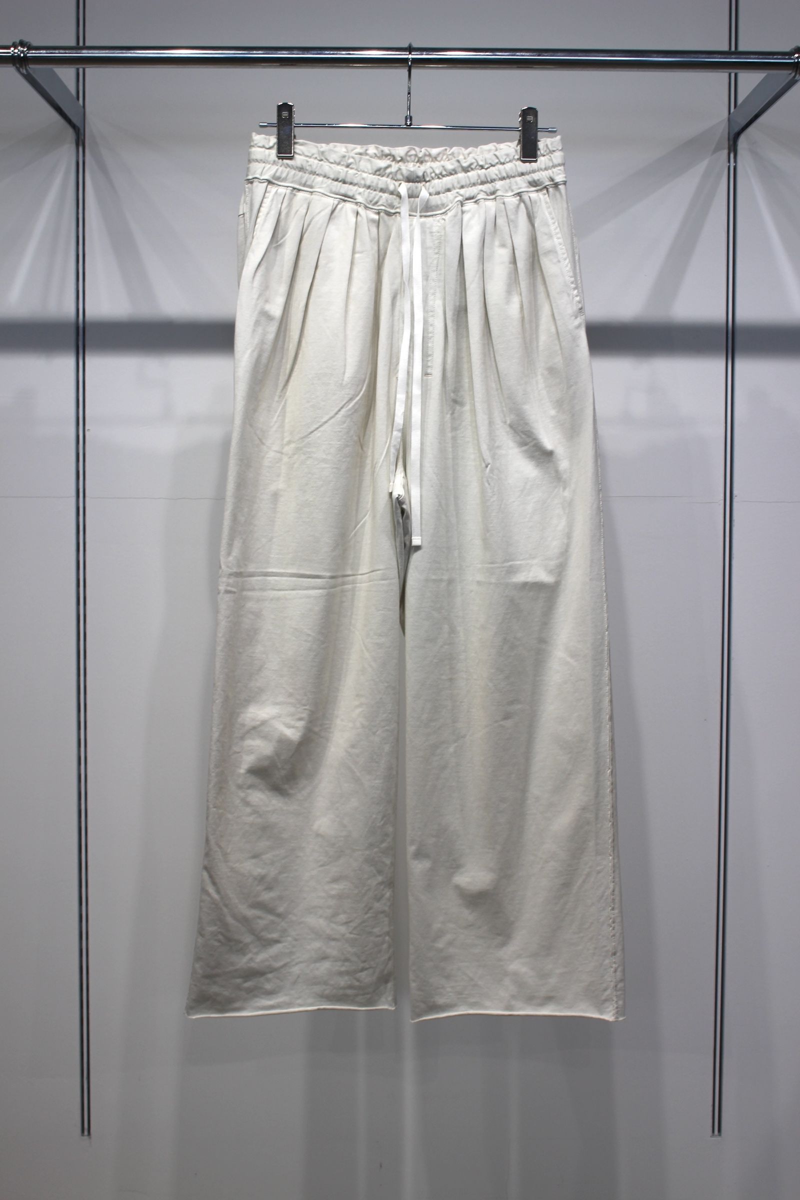 DRAPE WIDE EASY CUT SLACKS | WHITE | スラックス