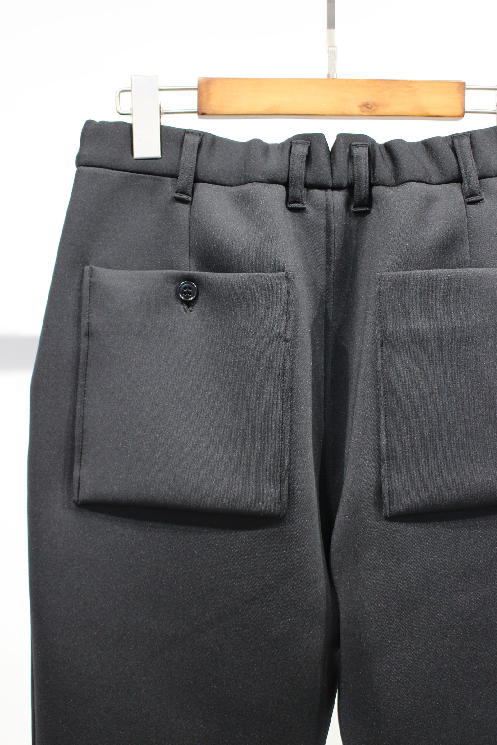 SMOOTH DOUBLE-KNIT TROUSERS | BLACK | パンツ