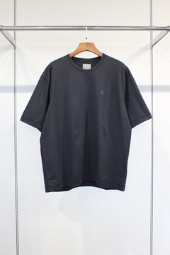 EMBROIDERY S/S TEE | GRAPHITE | Tシャツ