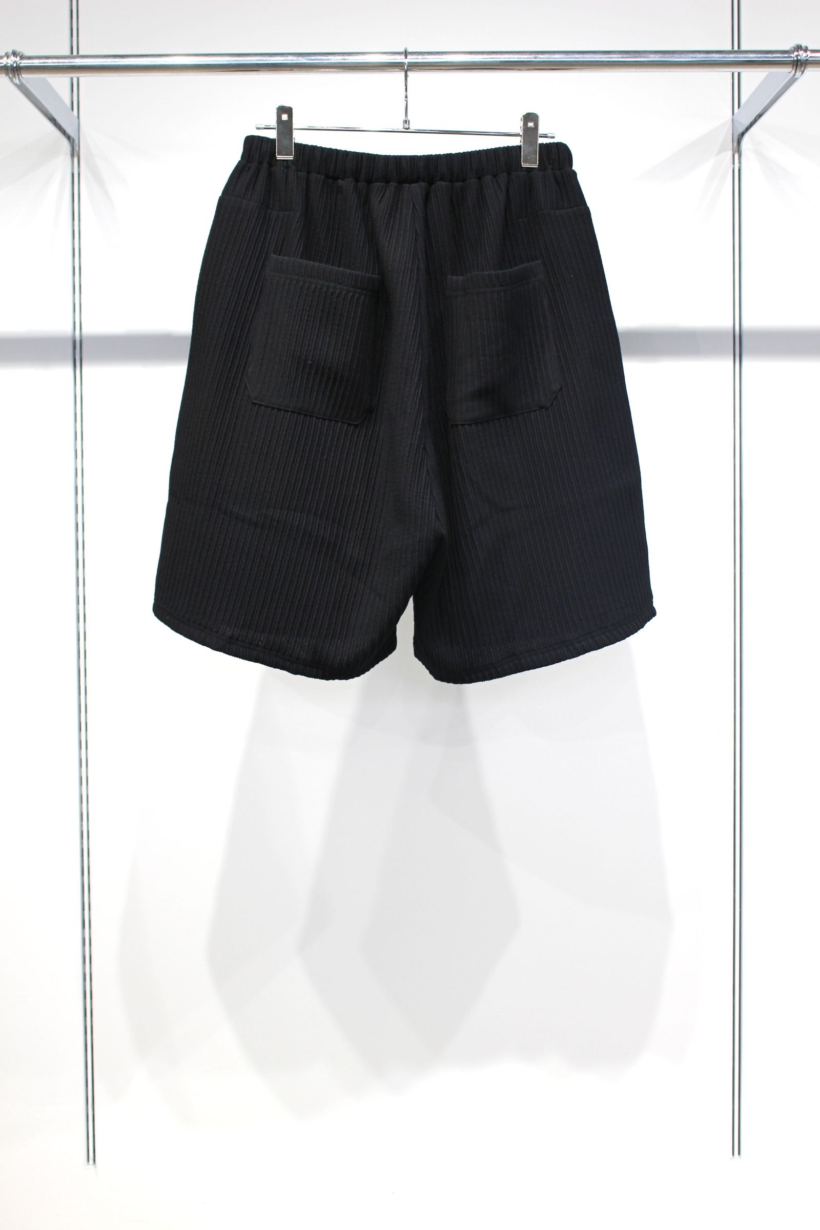 [ラスト1点] WRINKLED STRIPE TUCK SHORT PANTS | BLACK | ショートパンツ
