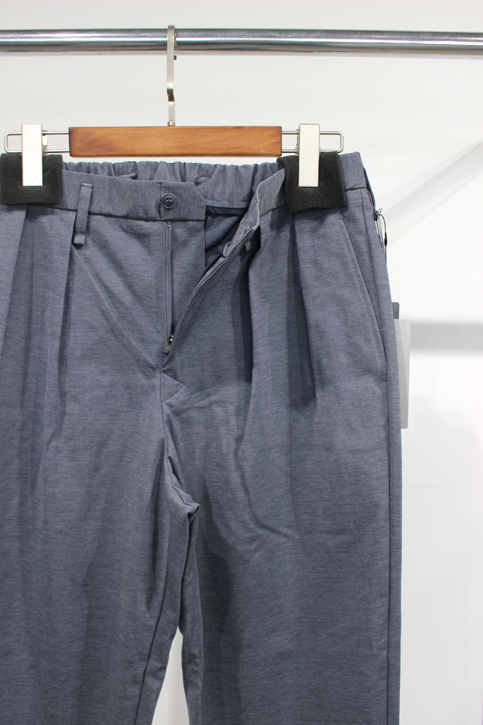 BACK EZ 2TUCK TROUSERS/イージースラックス