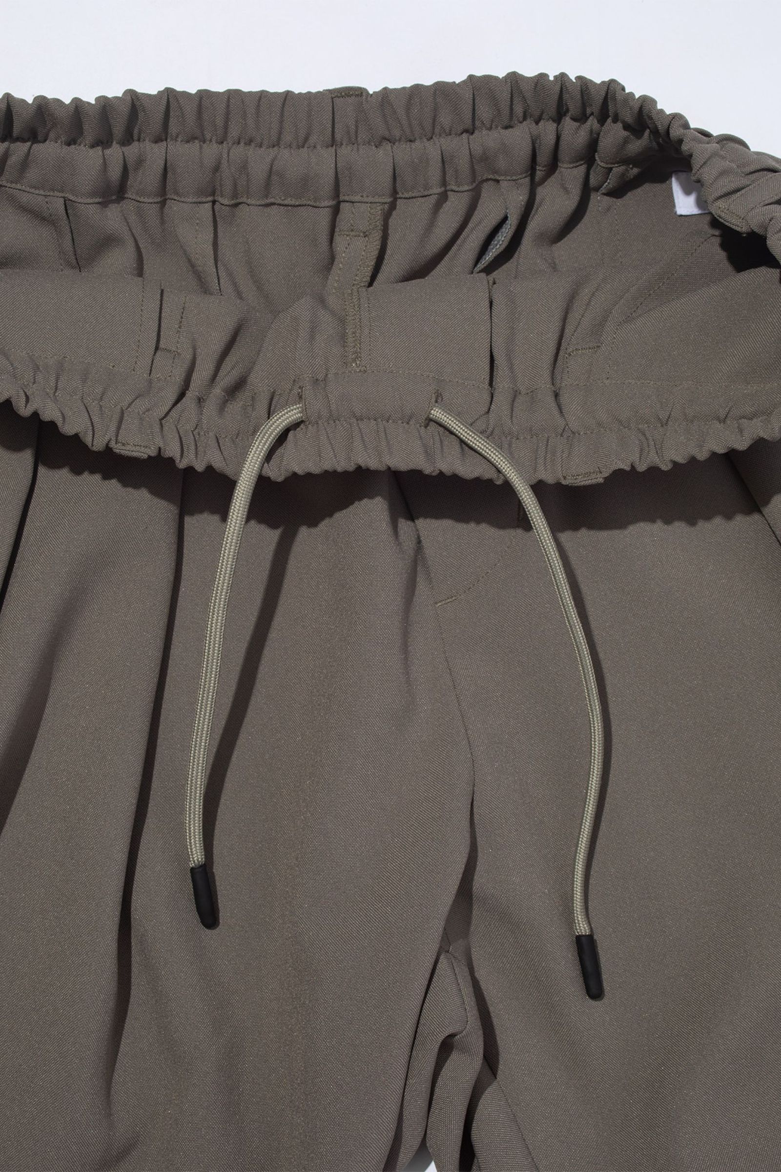 AIR BALLOON TROUSER | Beige | バルーンテーパードパンツ