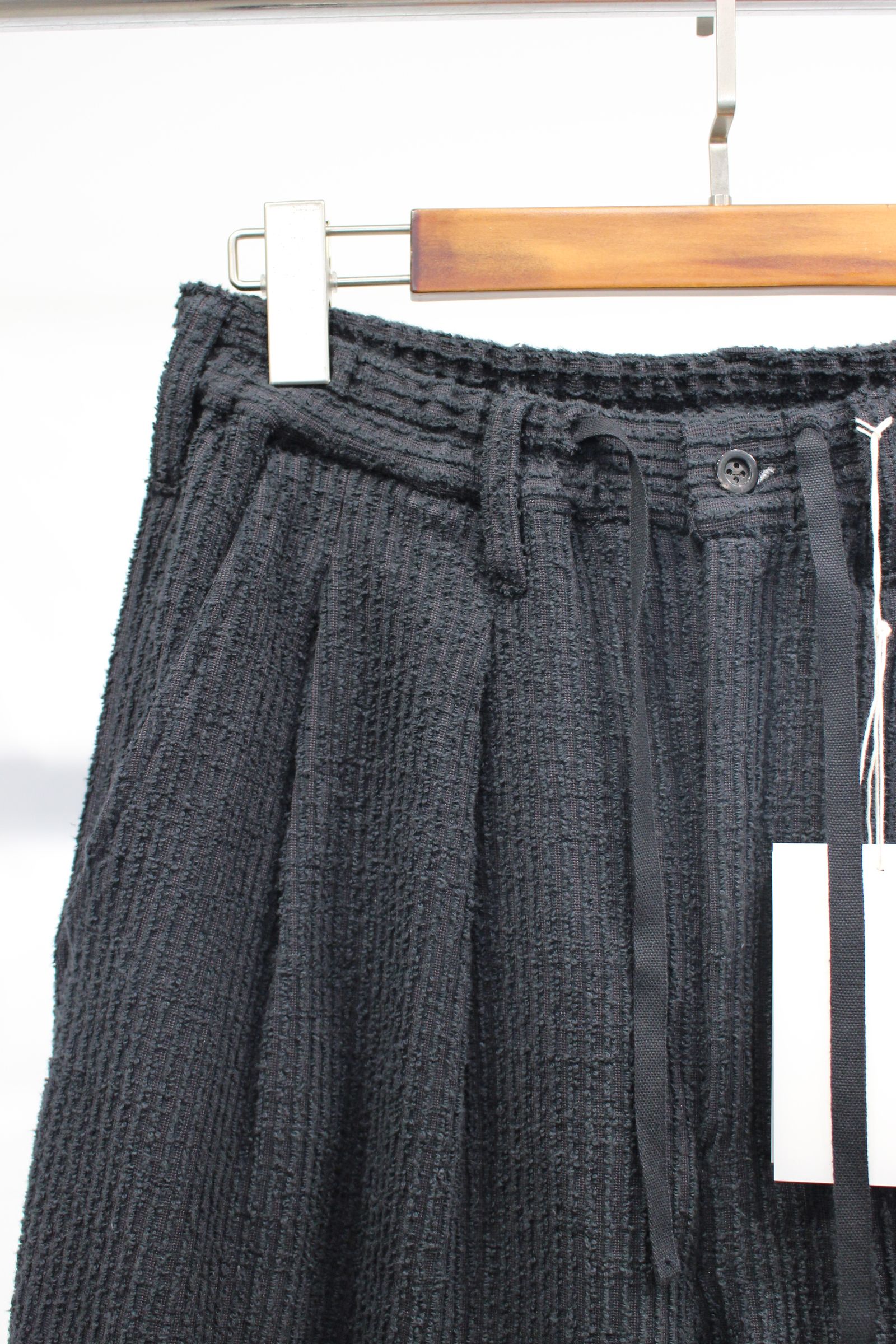 CUT STRIPE EASY SLACKS | BLACK | スラックス