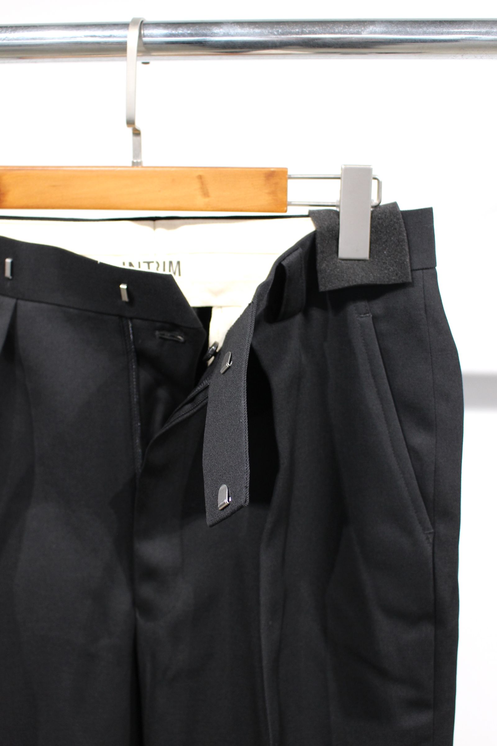 INTERIM - PURE BLACK WOOL GABERDINE 1-TUCK BAGGY SLACKS/BLACK