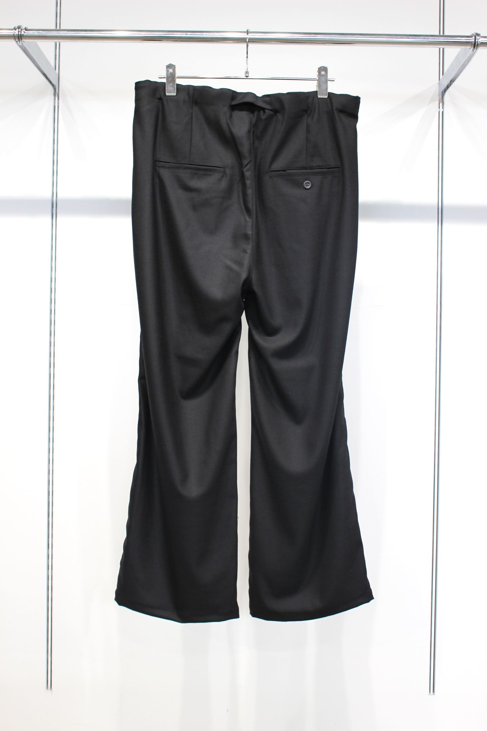WOOL SATIN BELT-LESS SLACKS | BLACK | スラックス