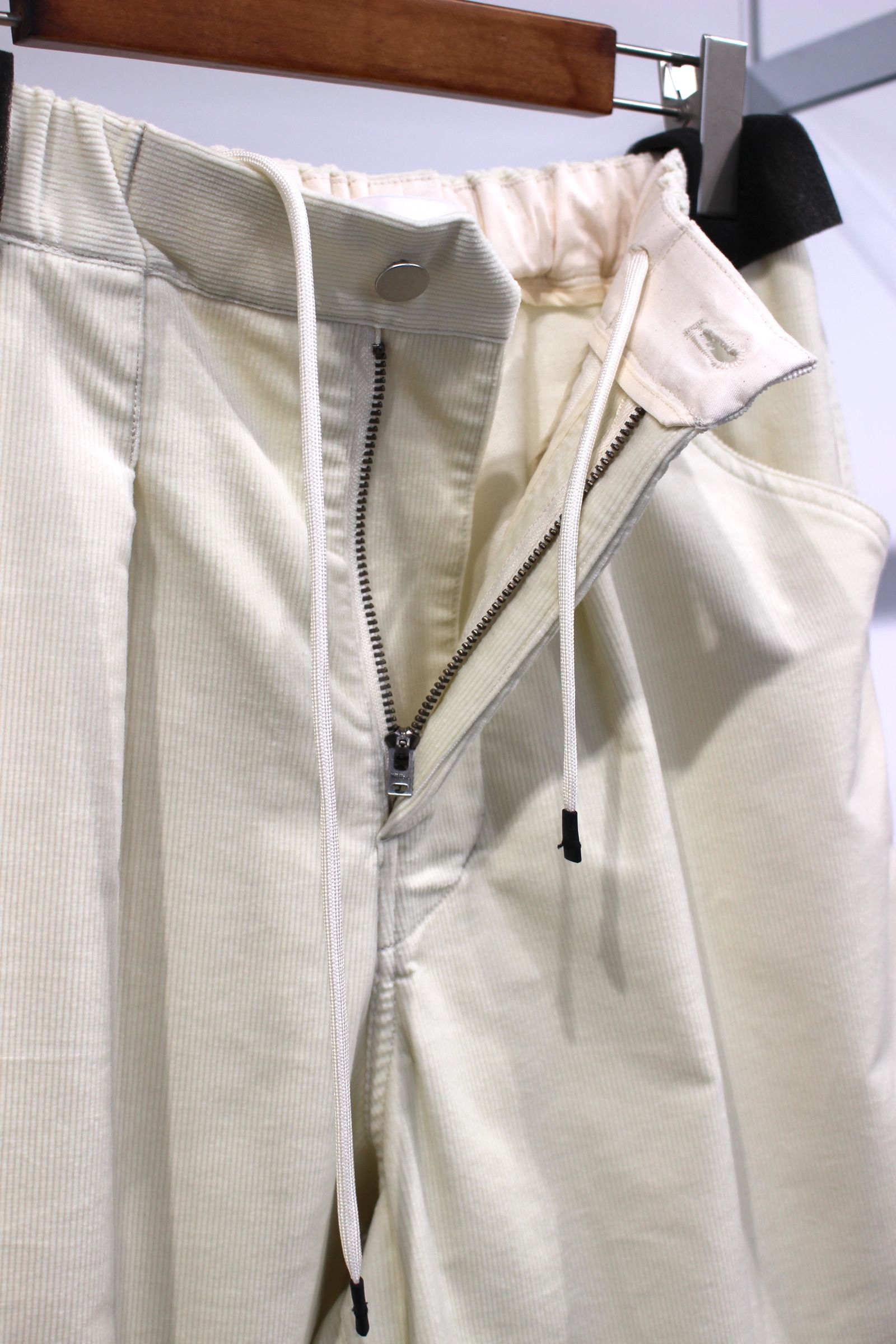 DEVIN Cords Ez Trousers | IVORY | パンツ