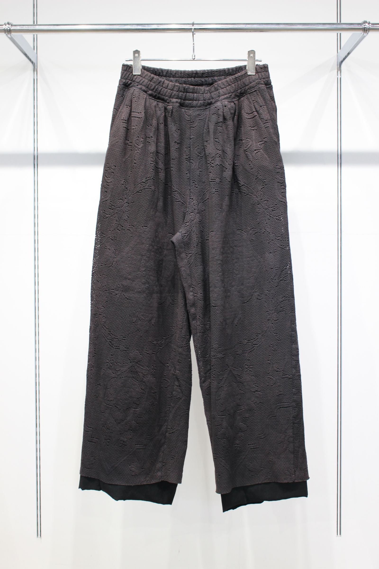 AGING LACE DOUBLE PANEL SLACKS | BLACK | スラックス