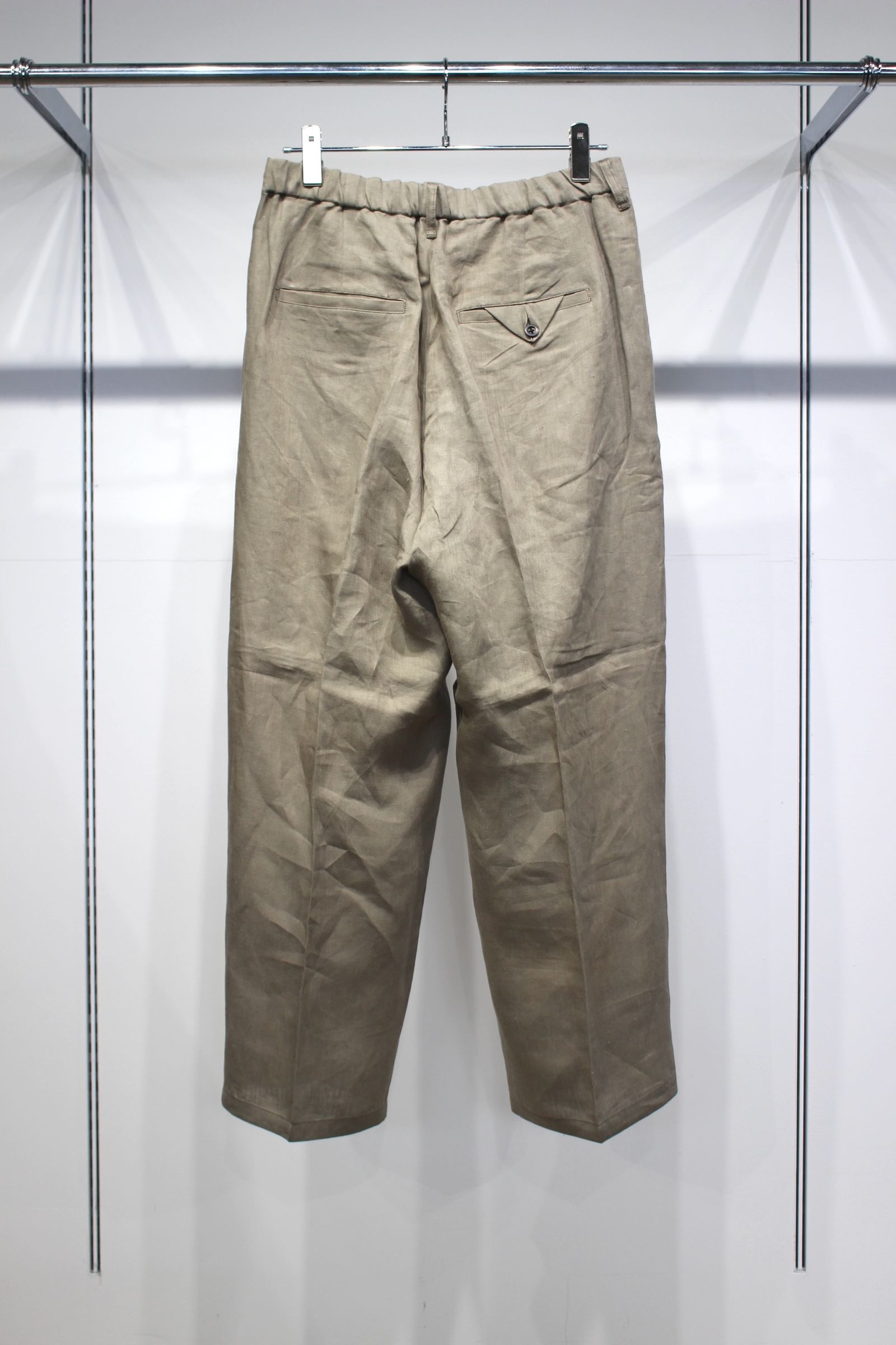 [ラスト1点] 100/S LINEN TUCK SLACKS | KHAKIBEIGE | スラックス