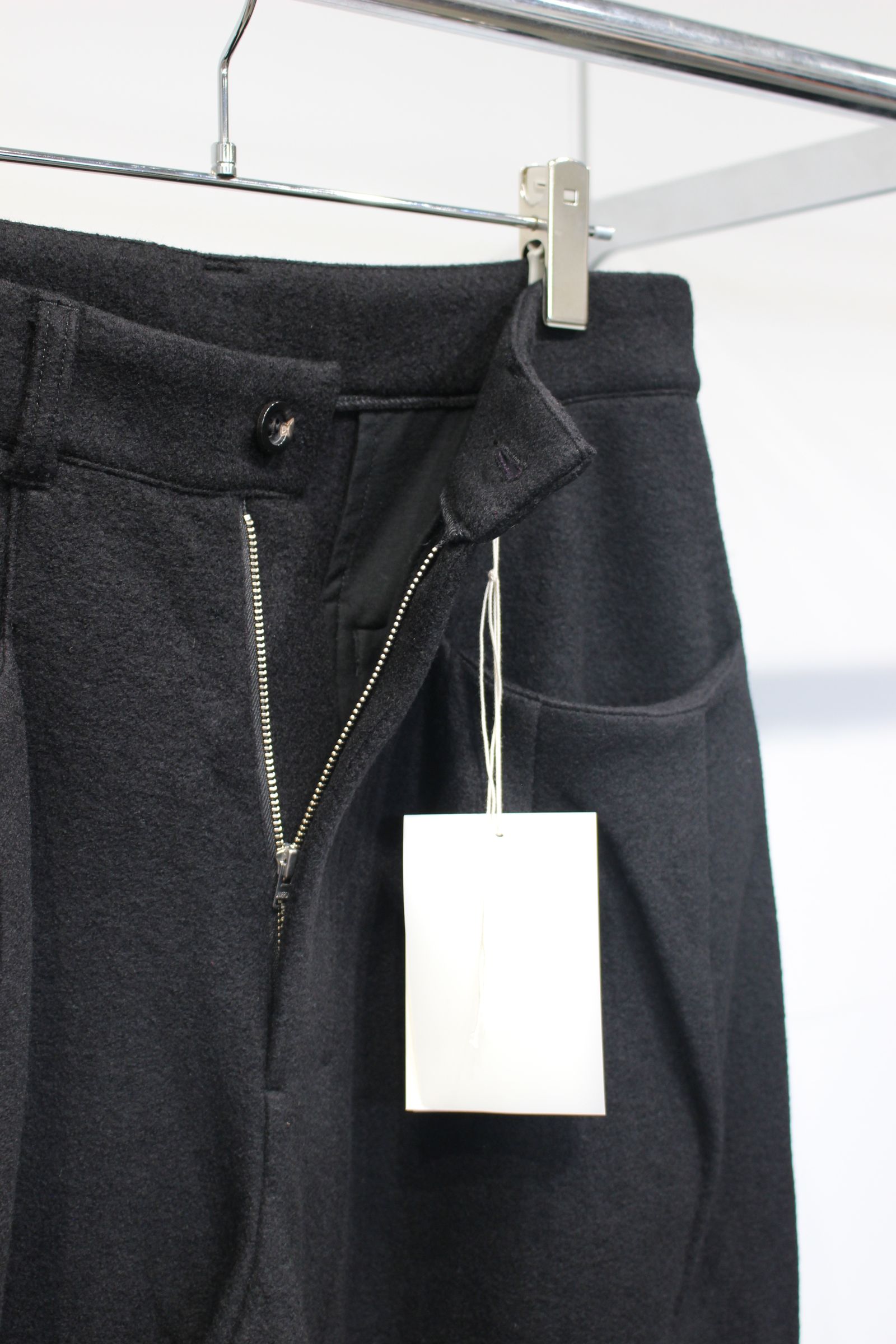 WOOL CUT WIDE TUCK SLACKS | BLACK | スラックス