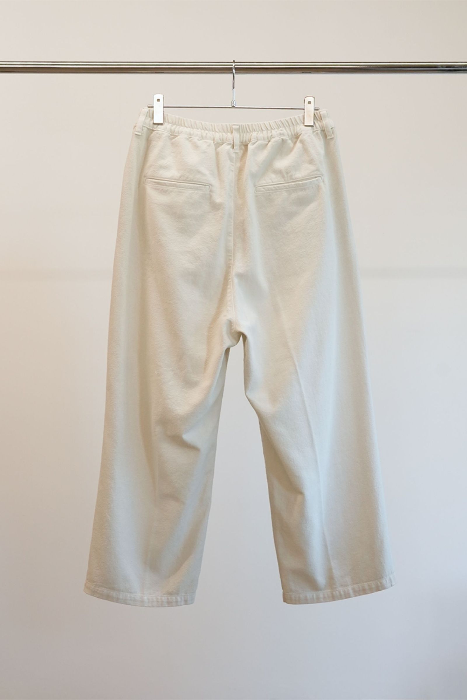 C/S TUCK EASY SLACKS | OFFWHITE | スラックス