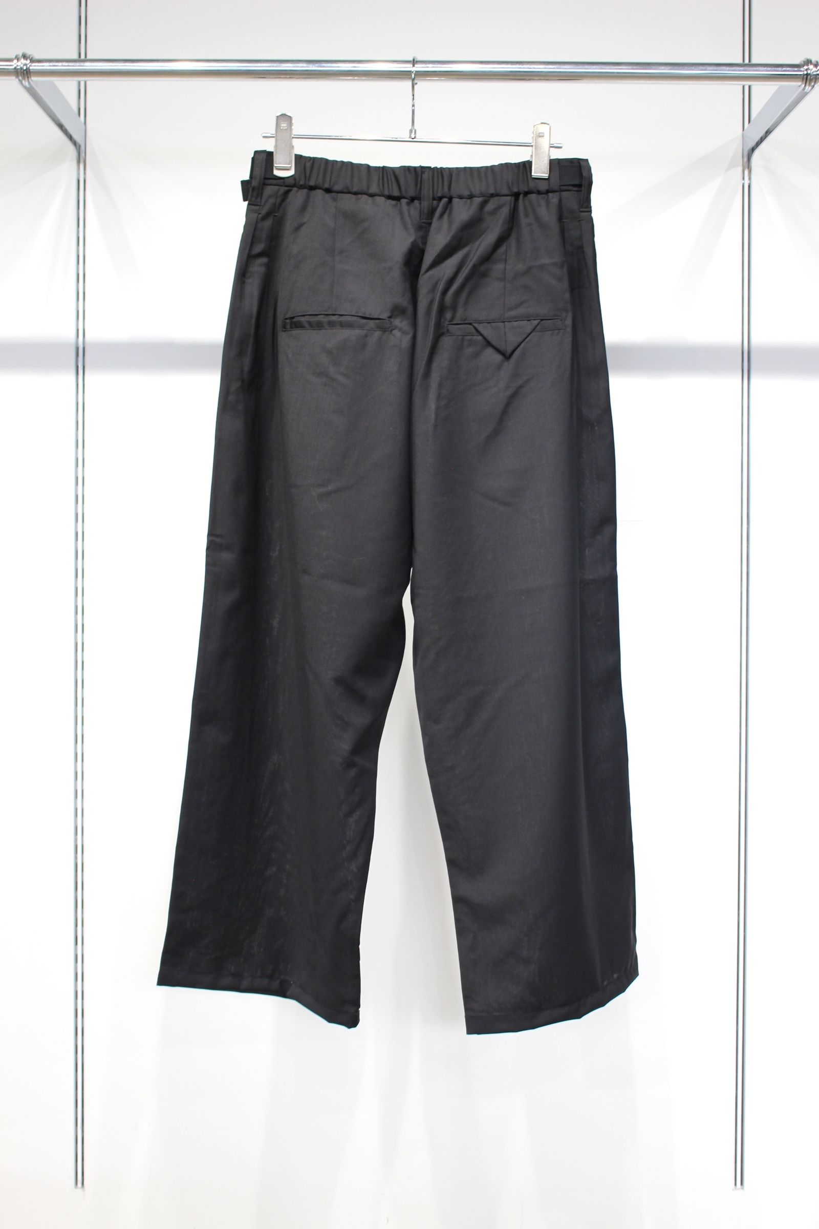 BELTED WOOL SLACKS | BLACK | スラックス