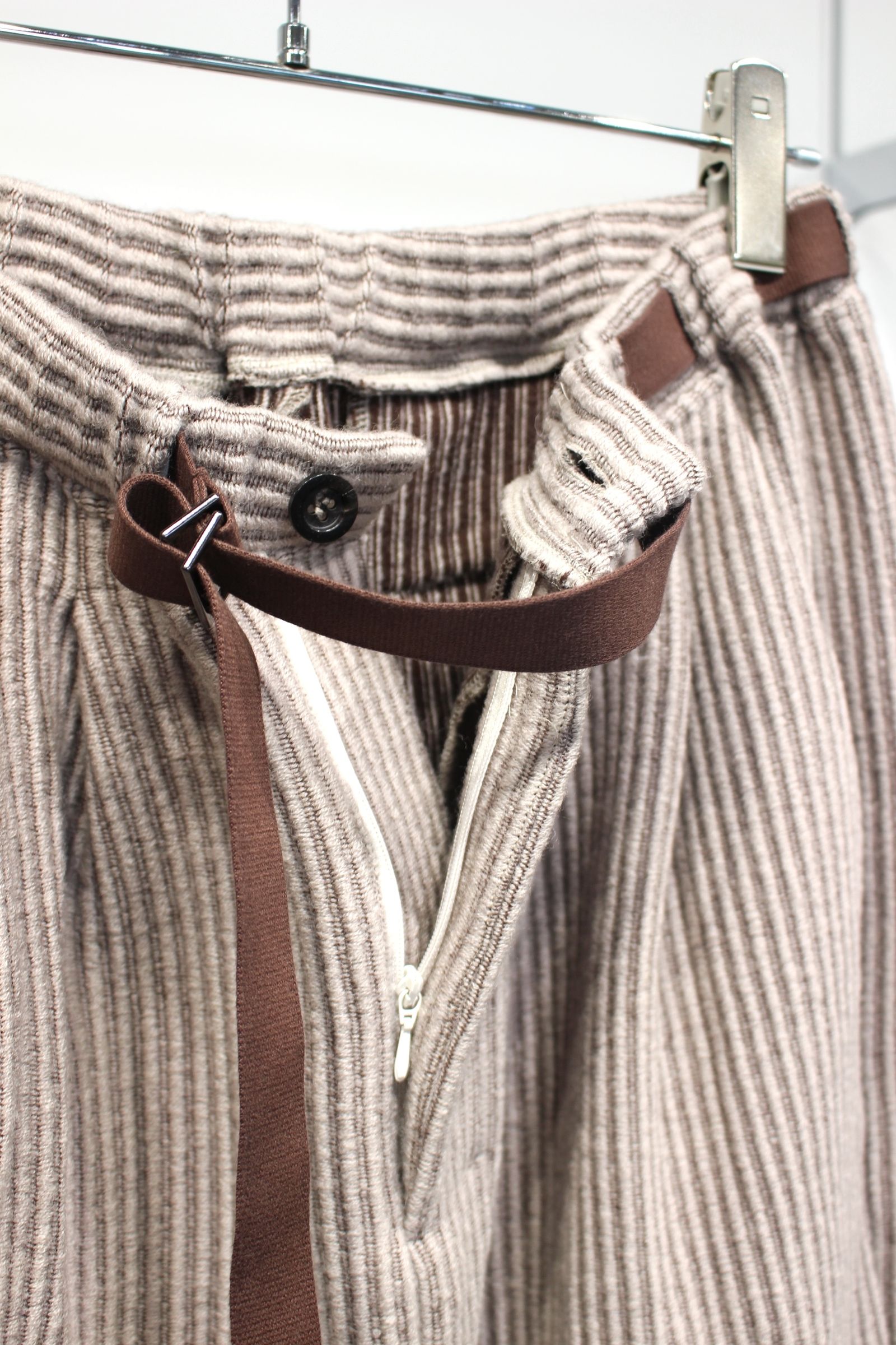 [ラスト1点] WOOLCORD BELTLESS SLACKS | SAND | スラックス