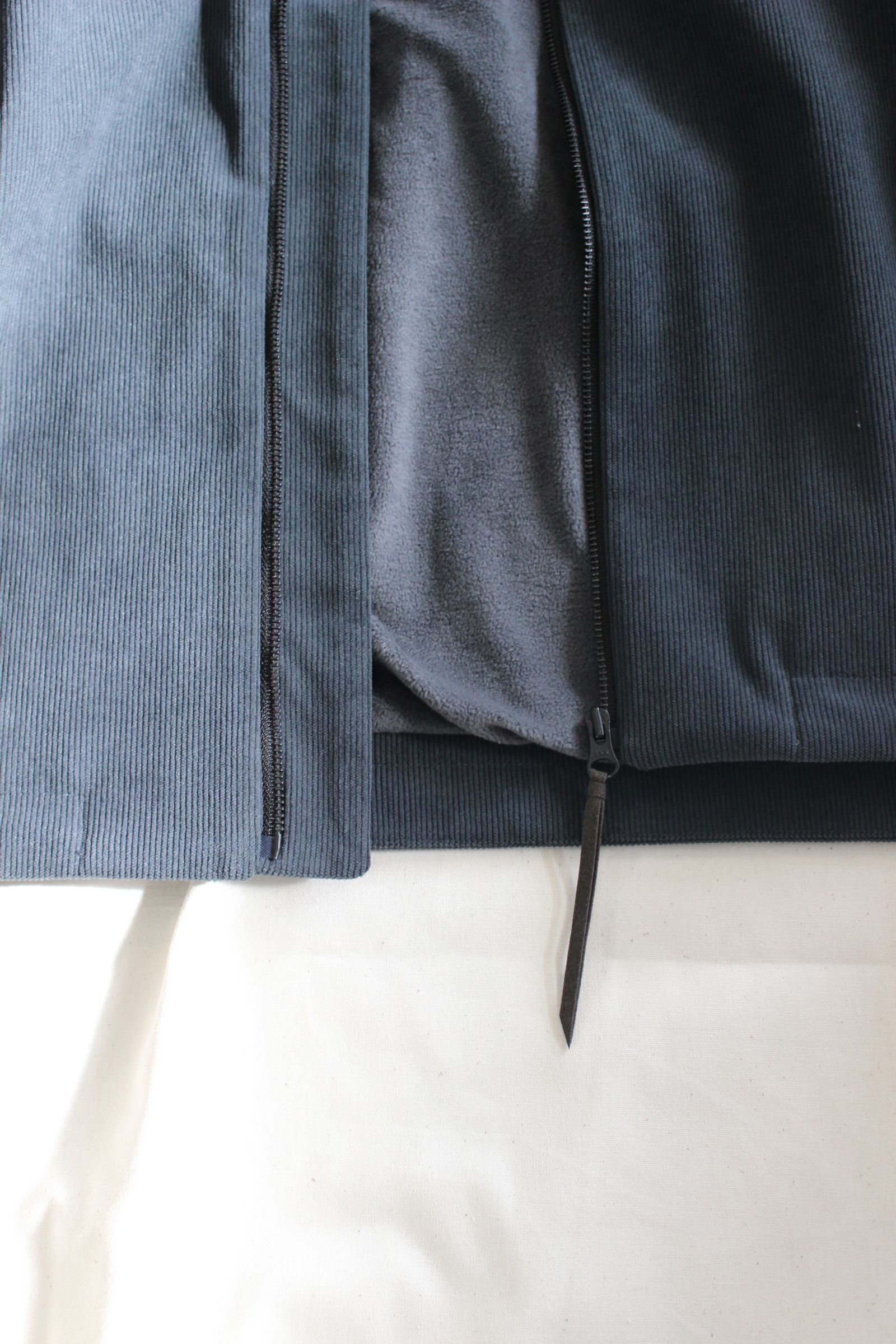 TRICOT CORDUROY COLLARLESS BLOUSON | CADET BLUE | コーデュロイブルゾン