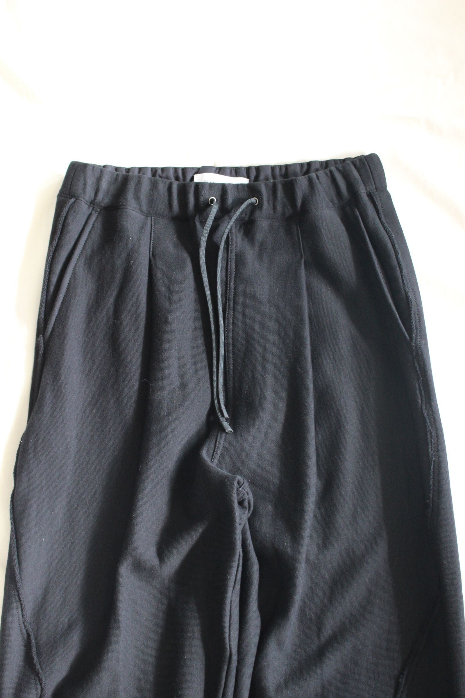 HAKEEM TWIST TROUSERS | BLACK | スウェットパンツ