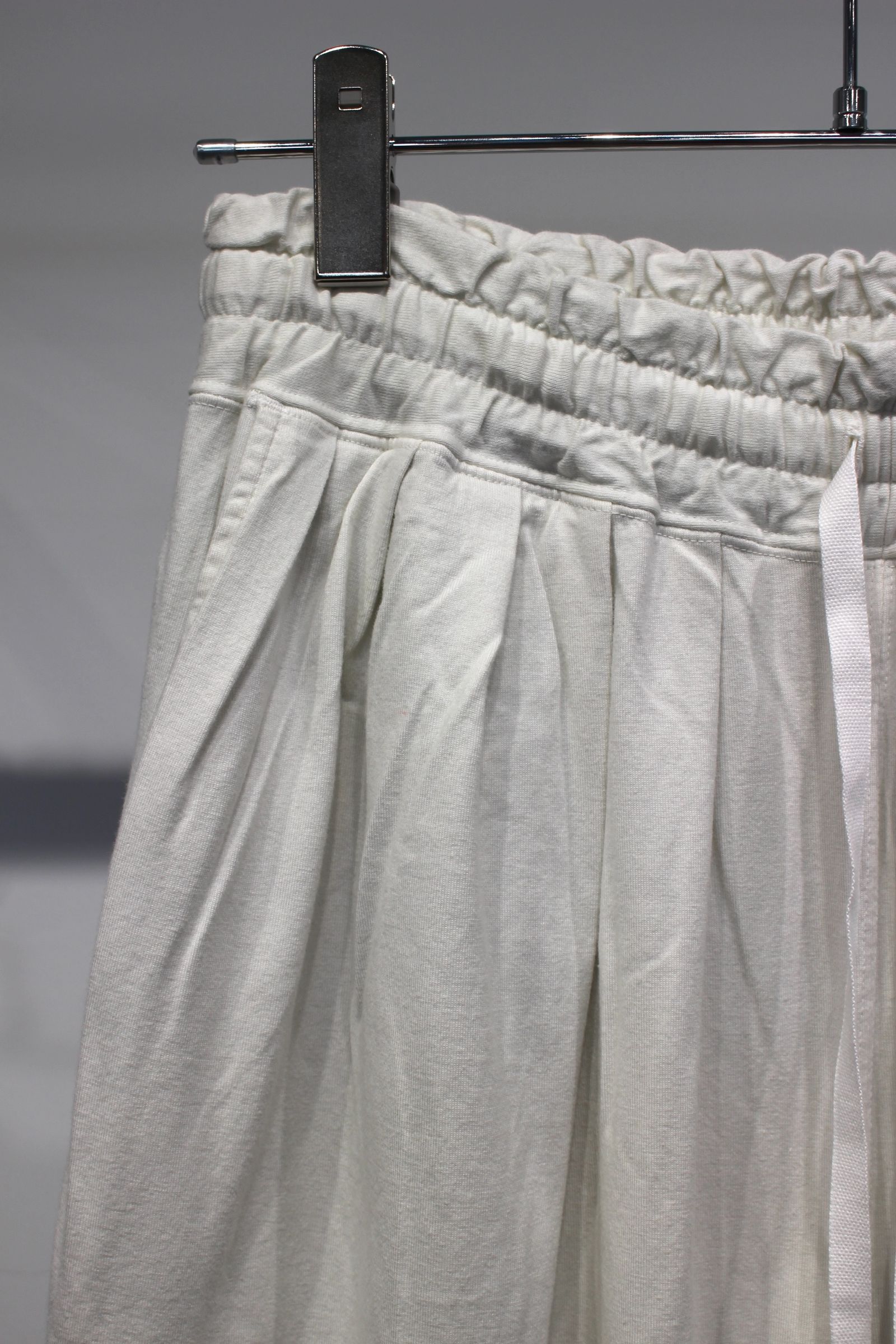 DRAPE WIDE EASY CUT SLACKS | WHITE | スラックス