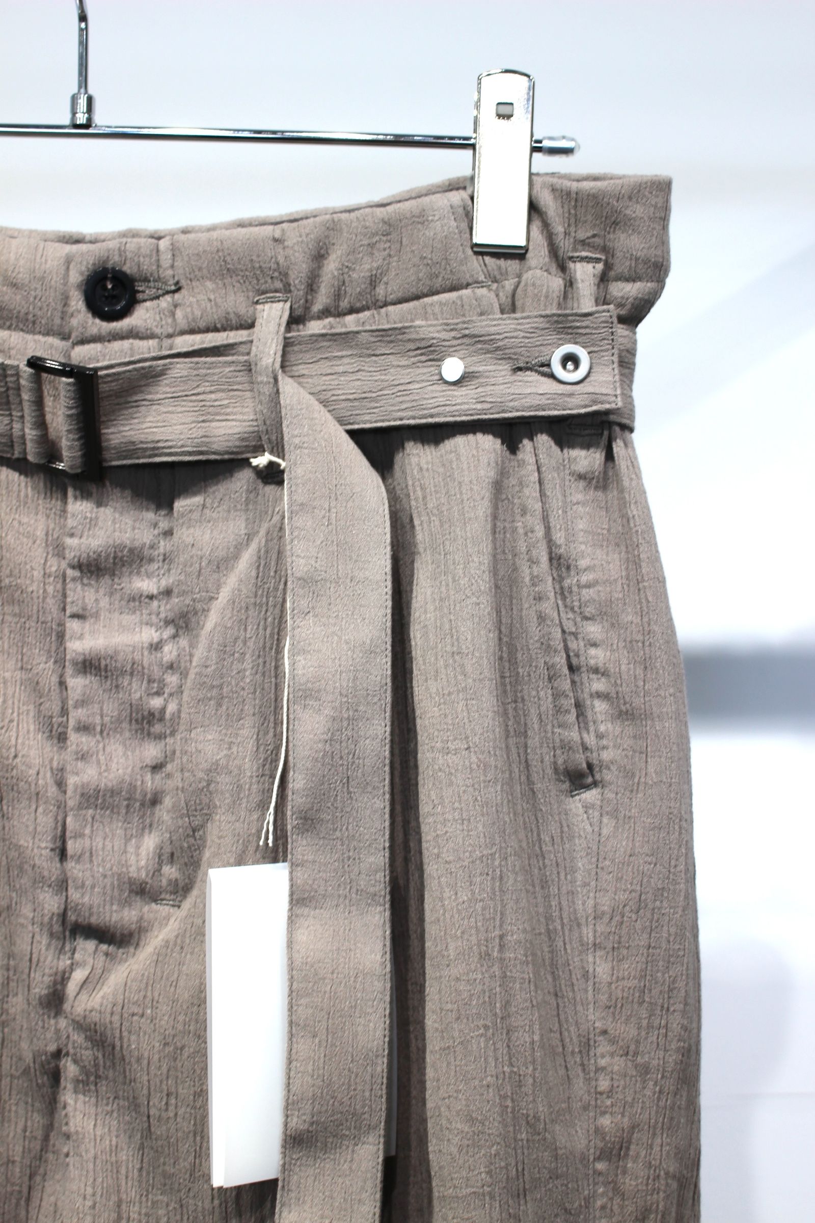 [ラスト1点] BELTED CREPE TUCK SLACKS | GREIGE | スラックス
